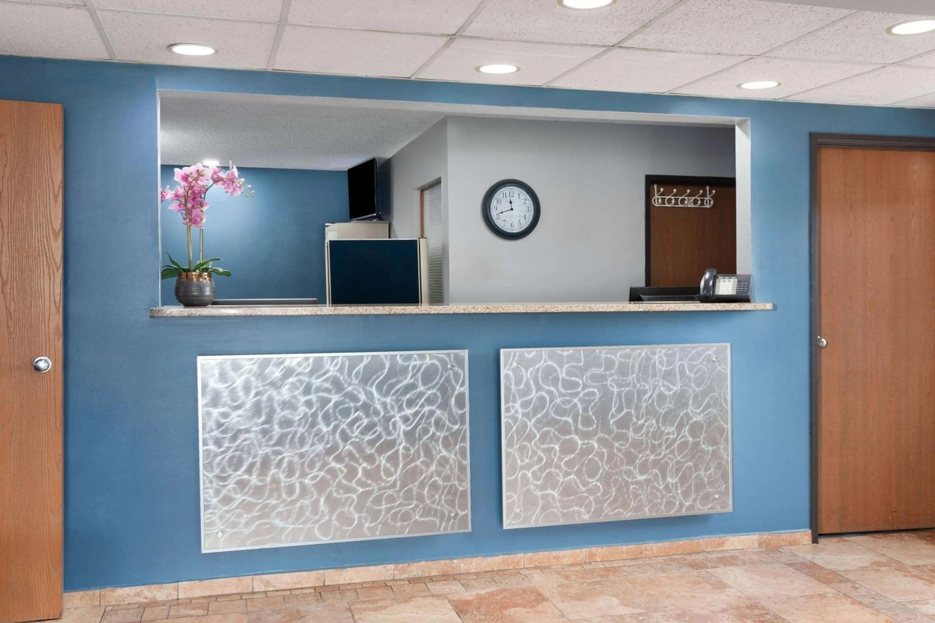 Lobby or reception in Super 8 by Wyndham Sun Prairie/Madison E