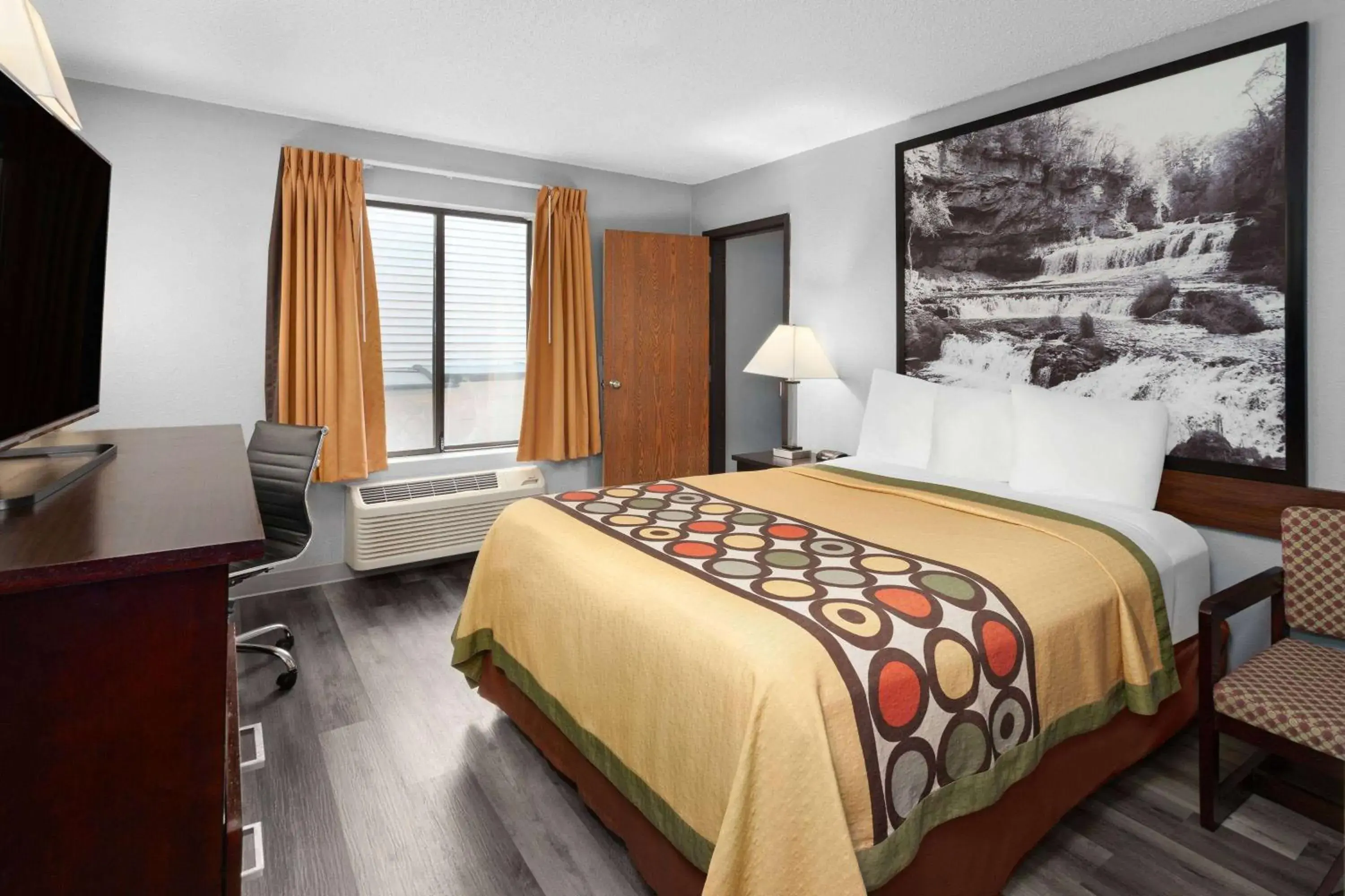 Queen Efficiency Suite - Non-Smoking in Super 8 by Wyndham Sun Prairie/Madison E Queen Efficiency Suite - Non-Smoking in Super 8 by Wyndham Sun Prairie/Madison E