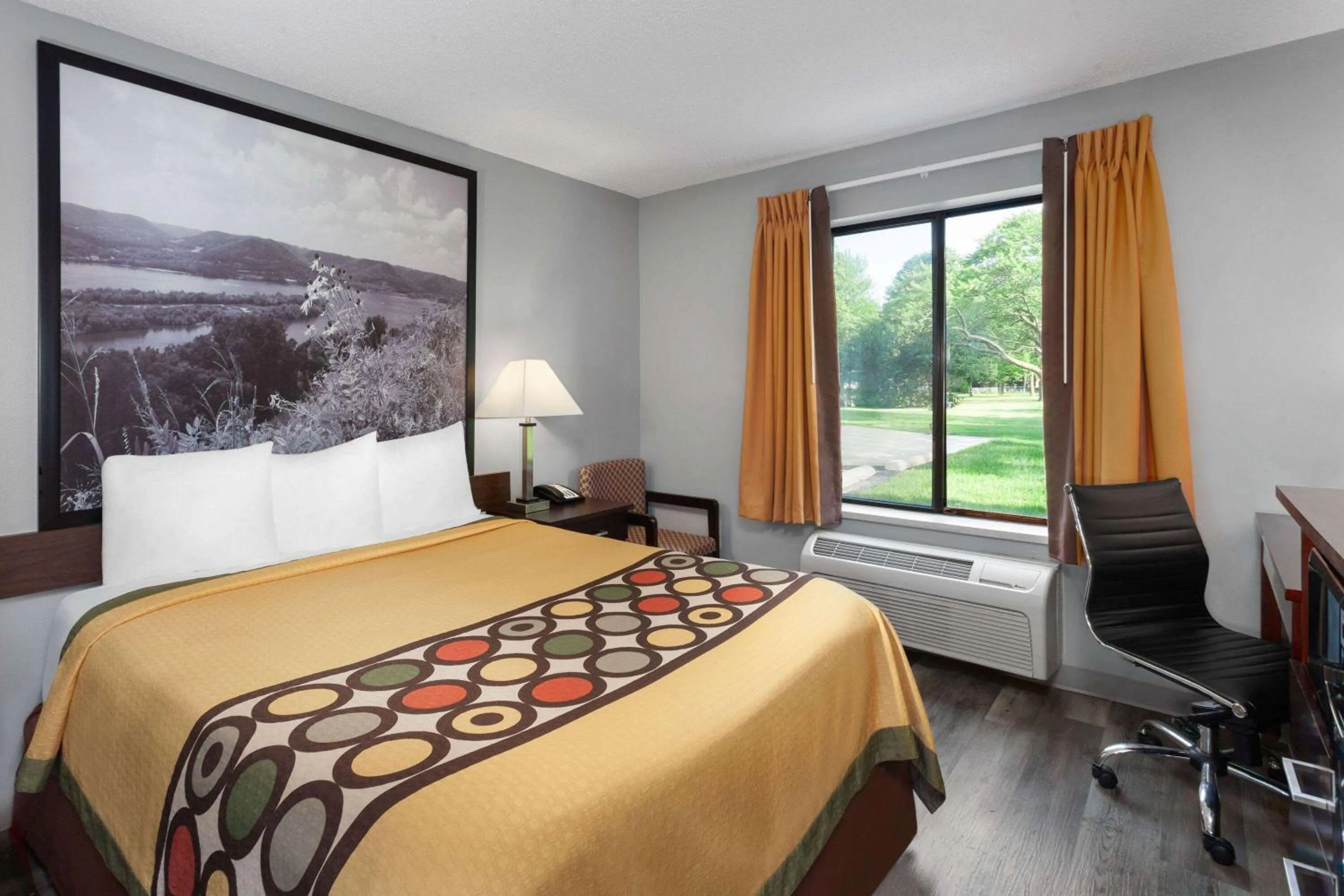 Photo of the whole room, Bed in Super 8 by Wyndham Sun Prairie/Madison E