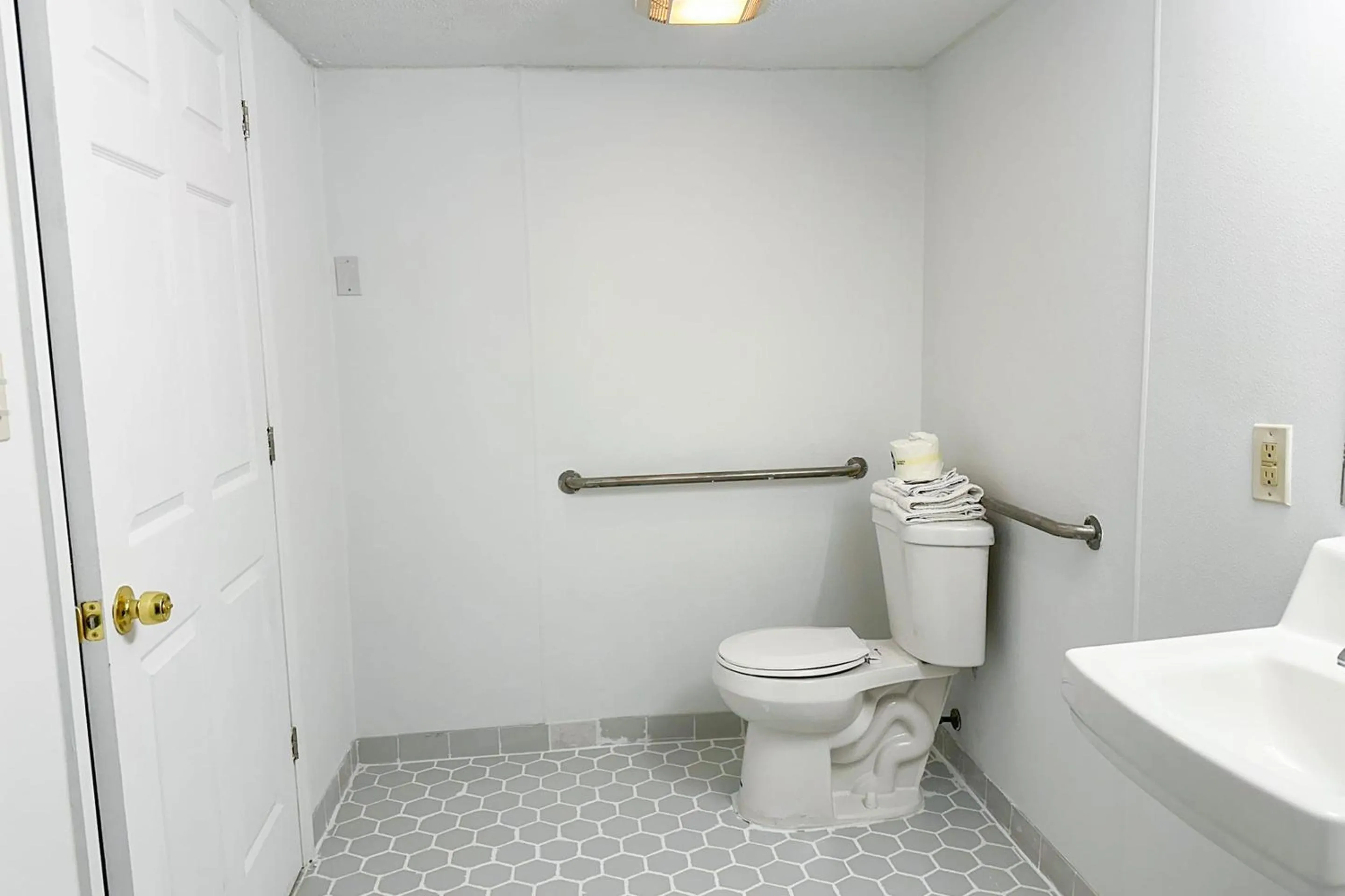 Bathroom in Hahira Inn By OYO near Valdosta