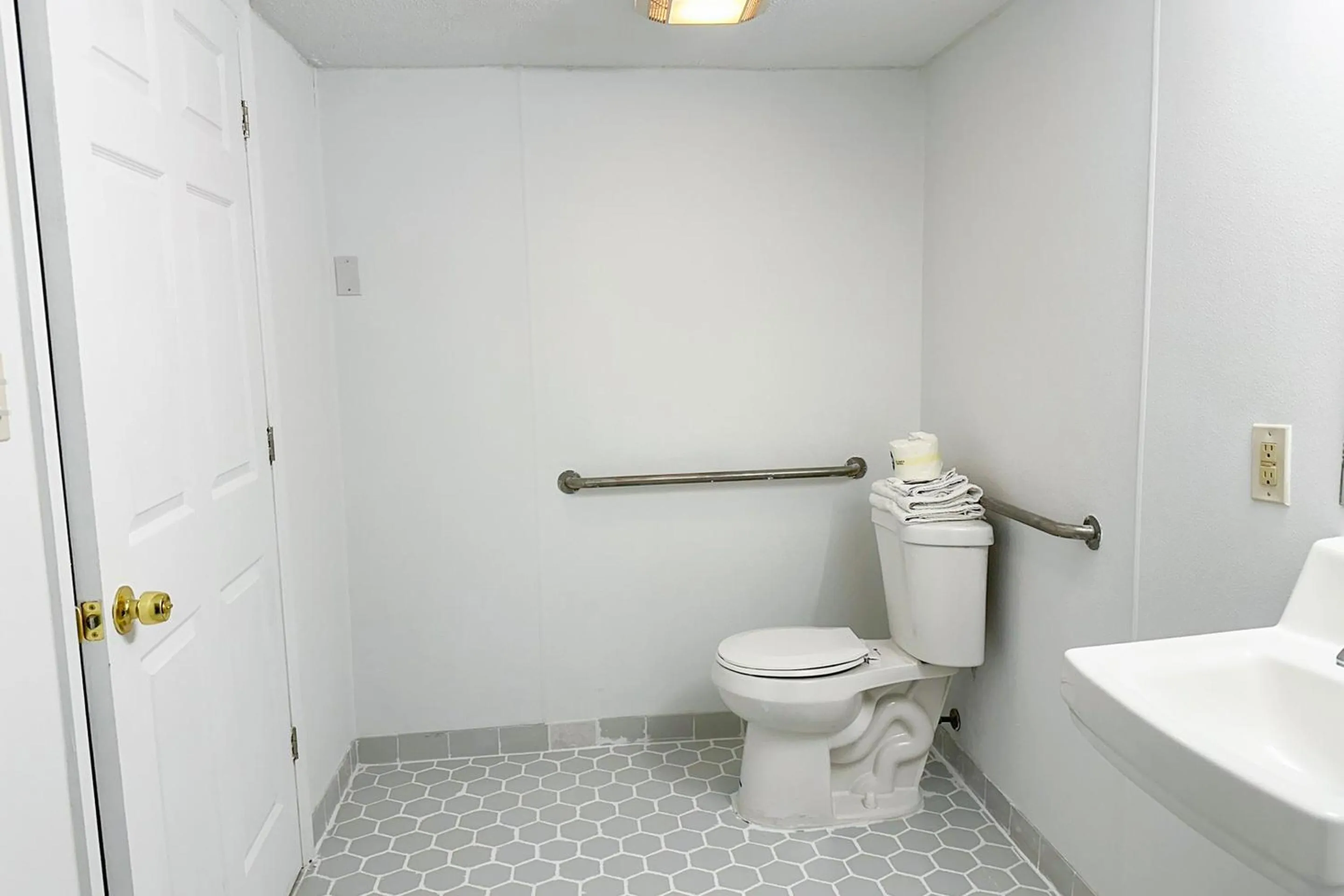 Bathroom in Hahira Inn By OYO near Valdosta