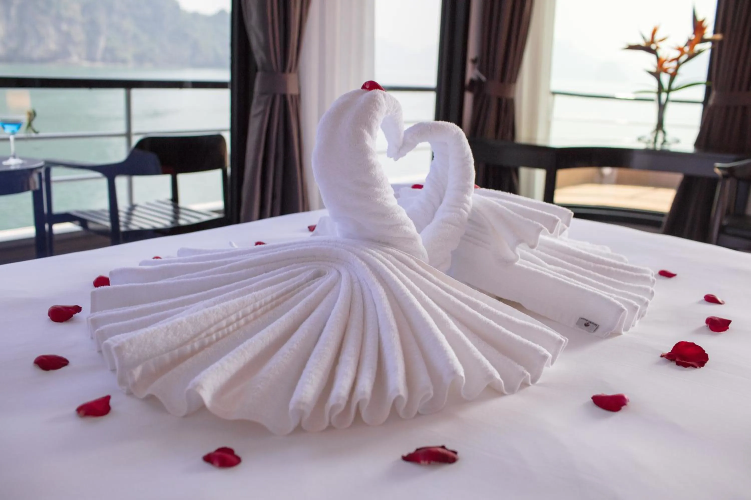 Bed in Scarlet Pearl Cruises - Wonder On Lan Ha Bay