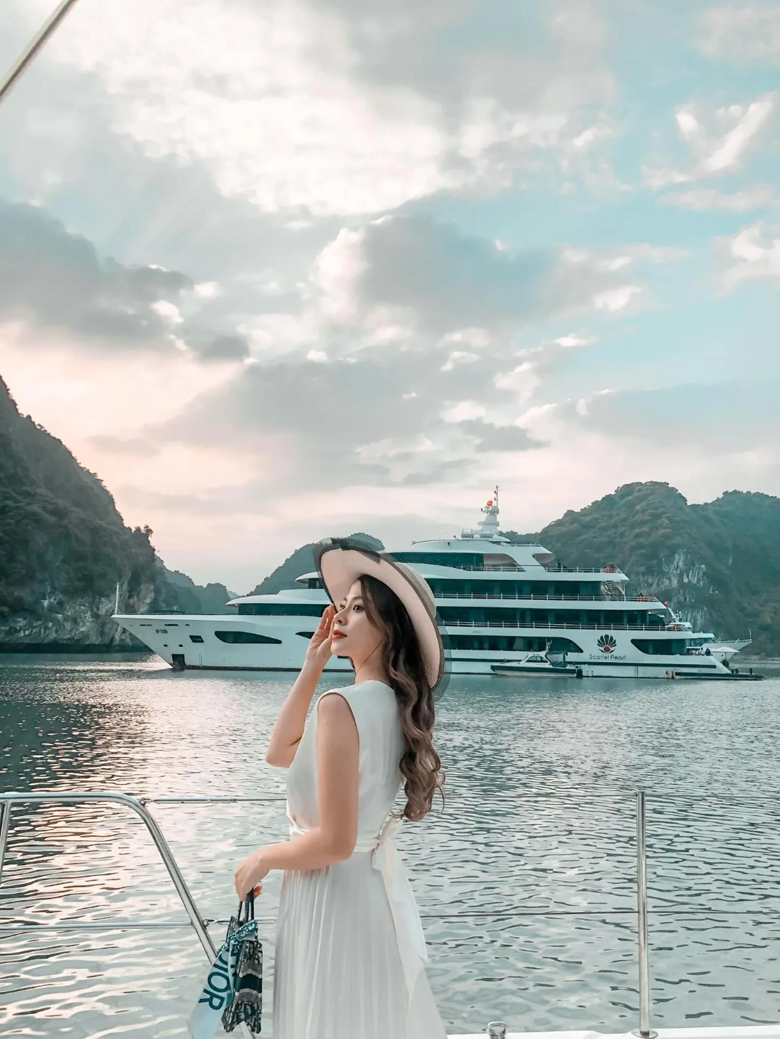 Scarlet Pearl Cruises - Wonder On Lan Ha Bay