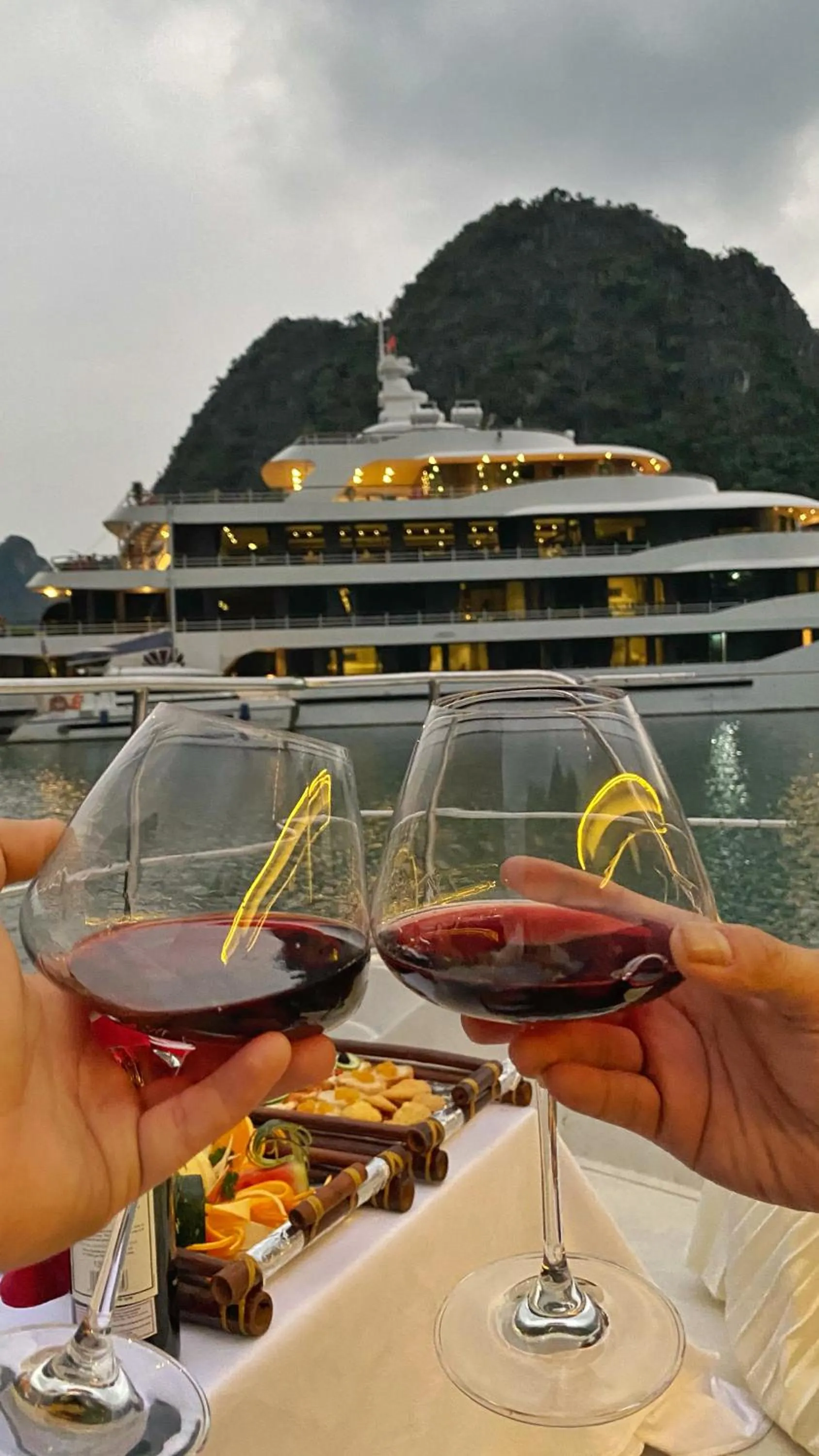 Scarlet Pearl Cruises - Wonder On Lan Ha Bay