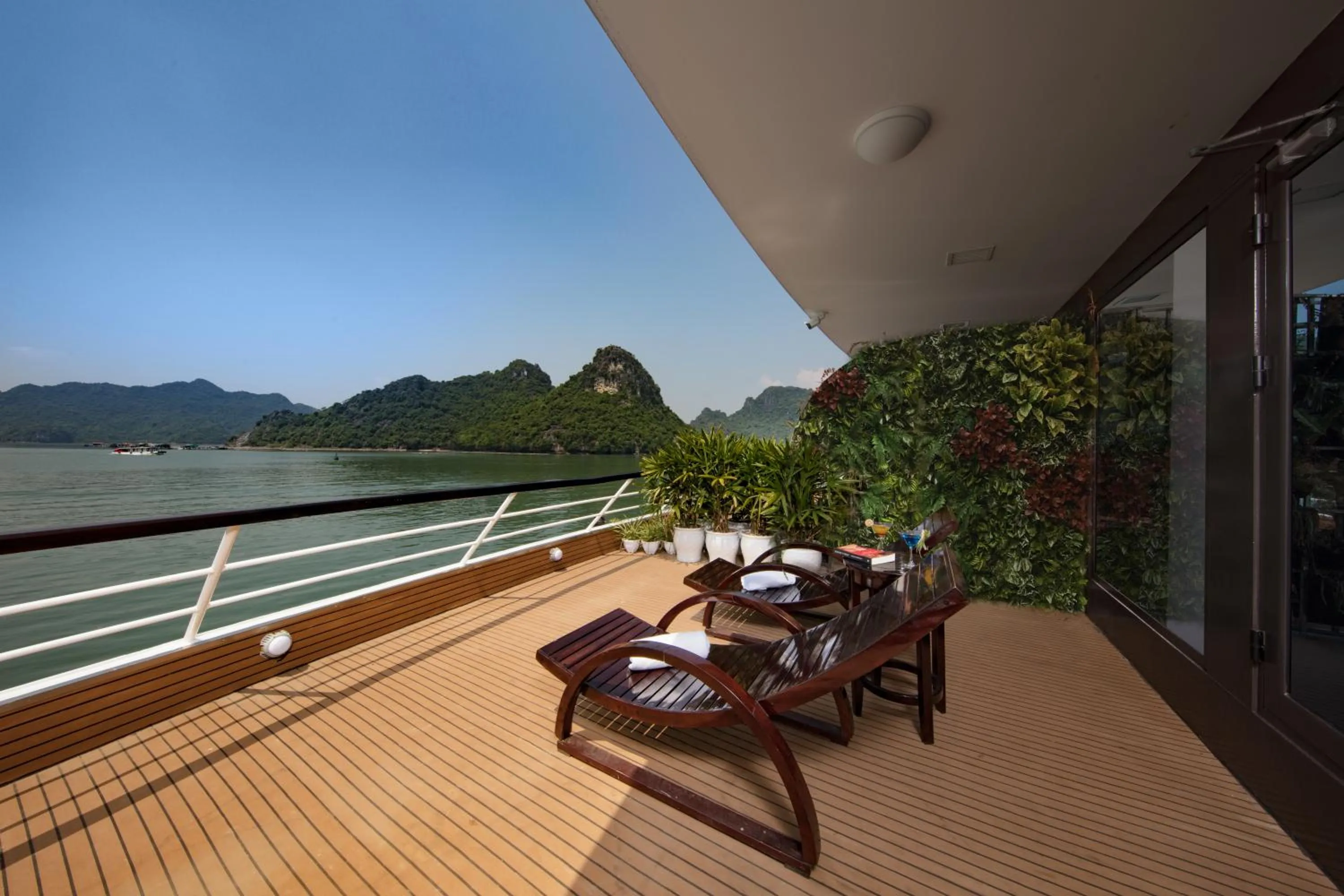 Balcony/Terrace in Scarlet Pearl Cruises - Wonder On Lan Ha Bay