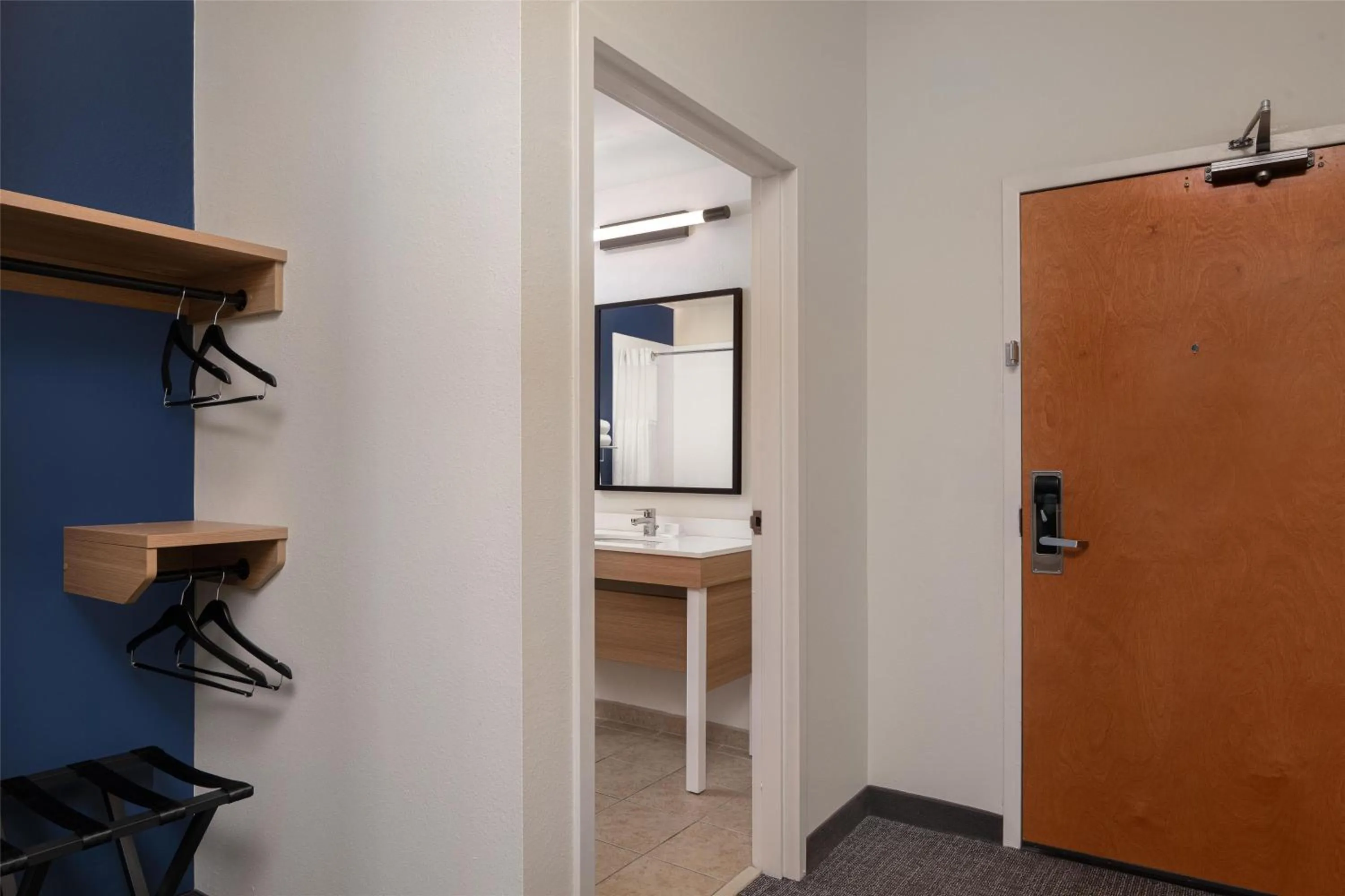 Photo of the whole room in Spark By Hilton Smithfield I-95