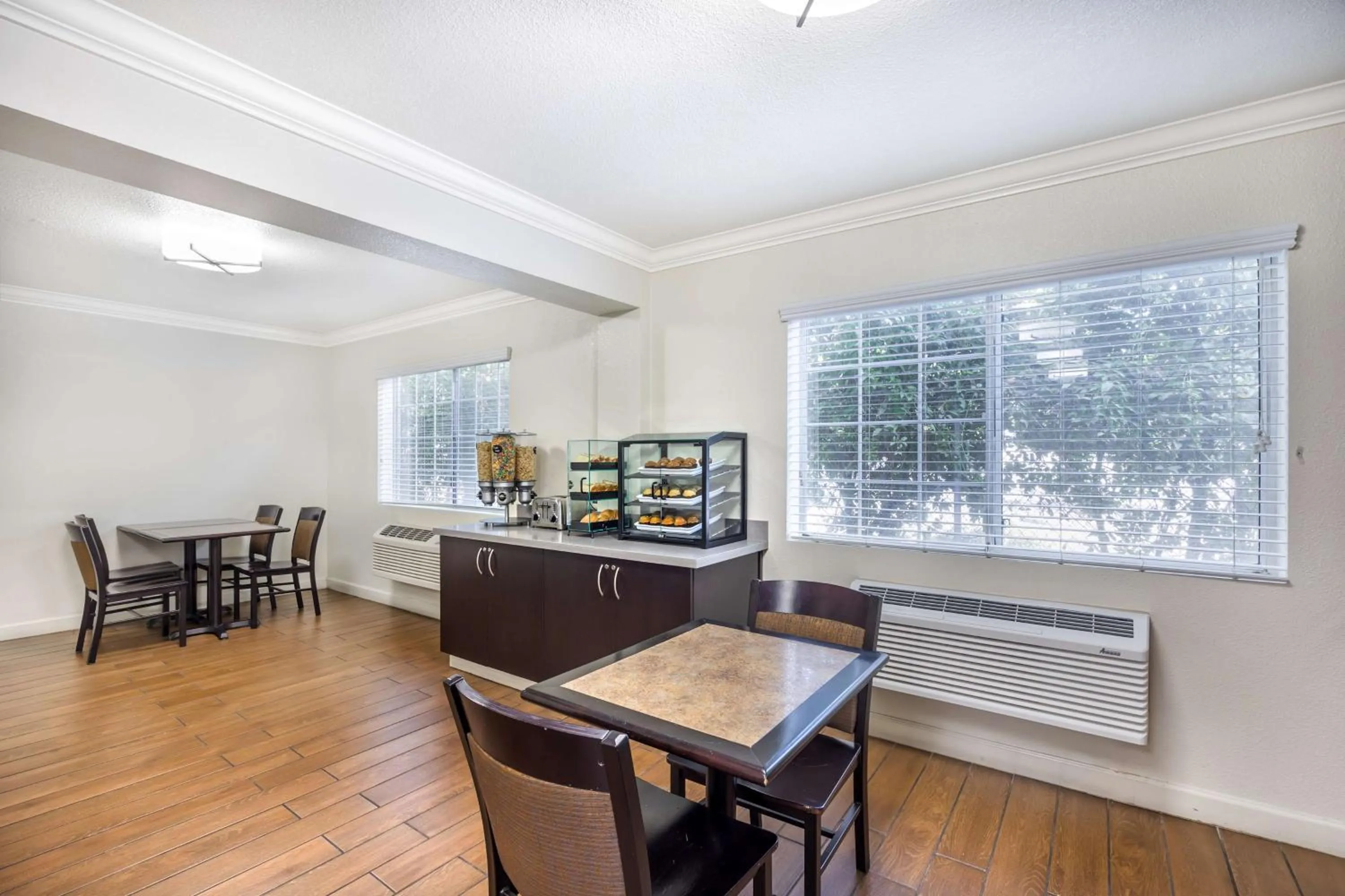 Breakfast in Best Western Capital City Inn