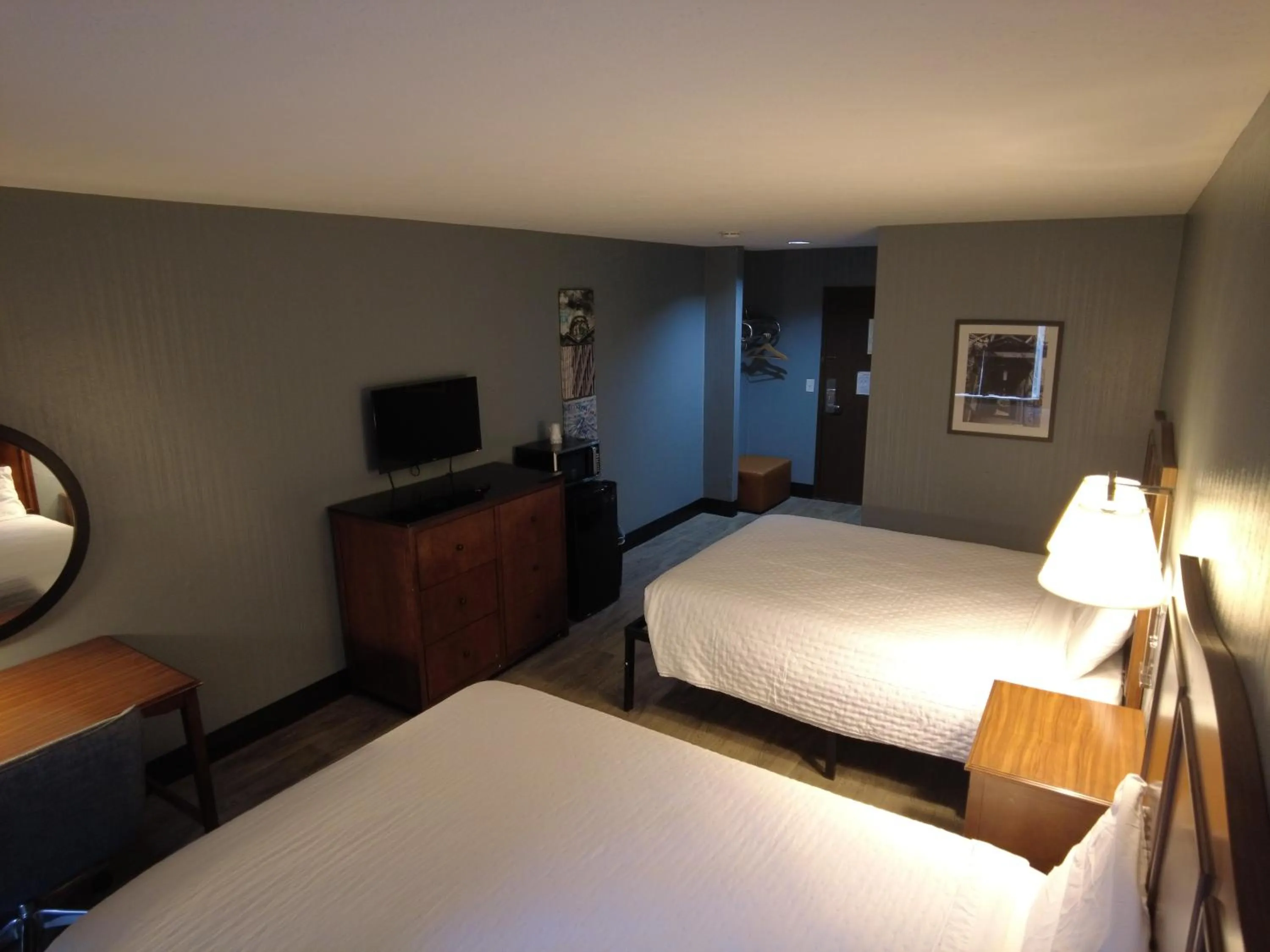 Bed in Americourt Hotel and Suites - Elizabethton