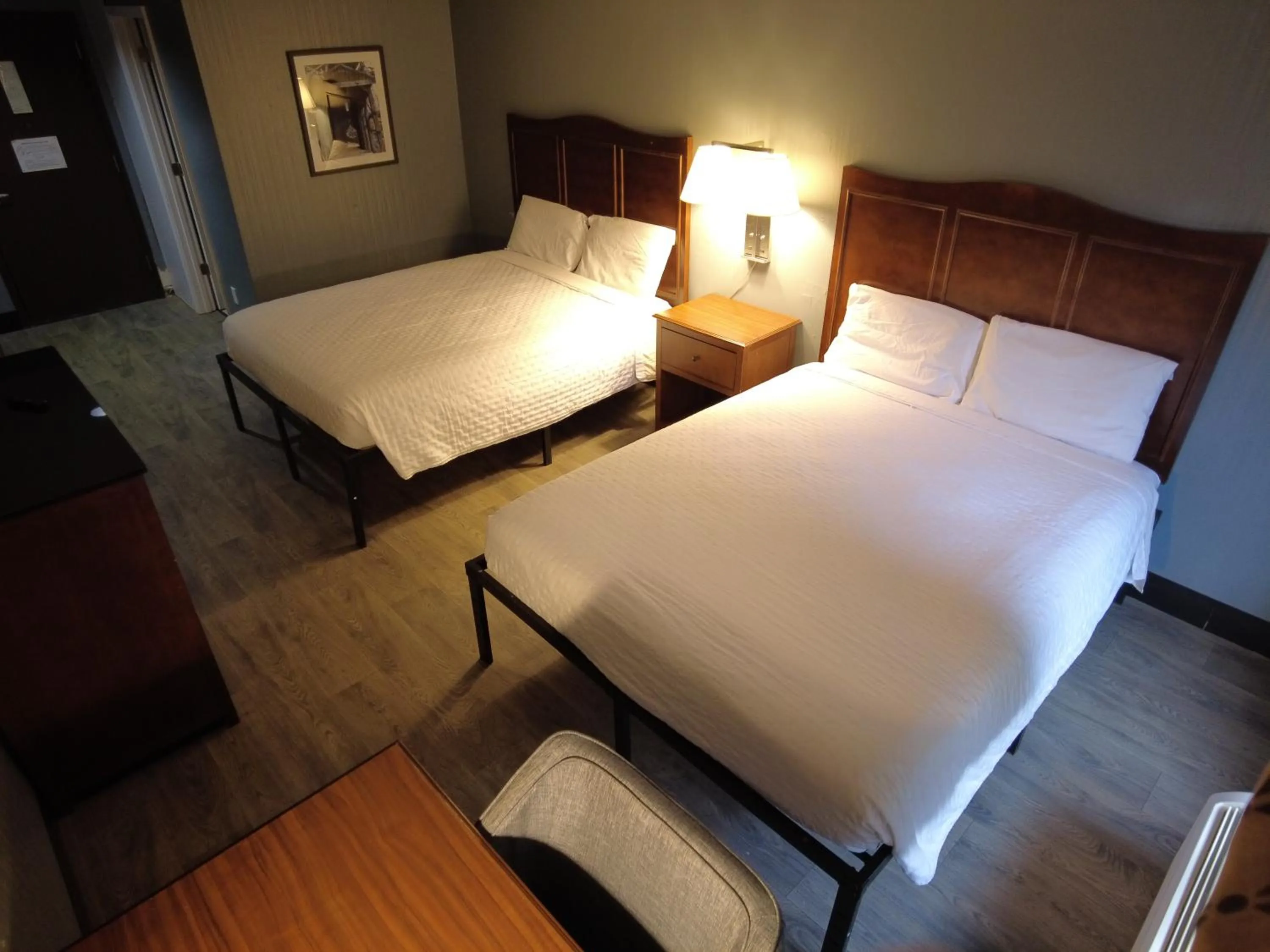 Photo of the whole room, Bed in Americourt Hotel and Suites - Elizabethton