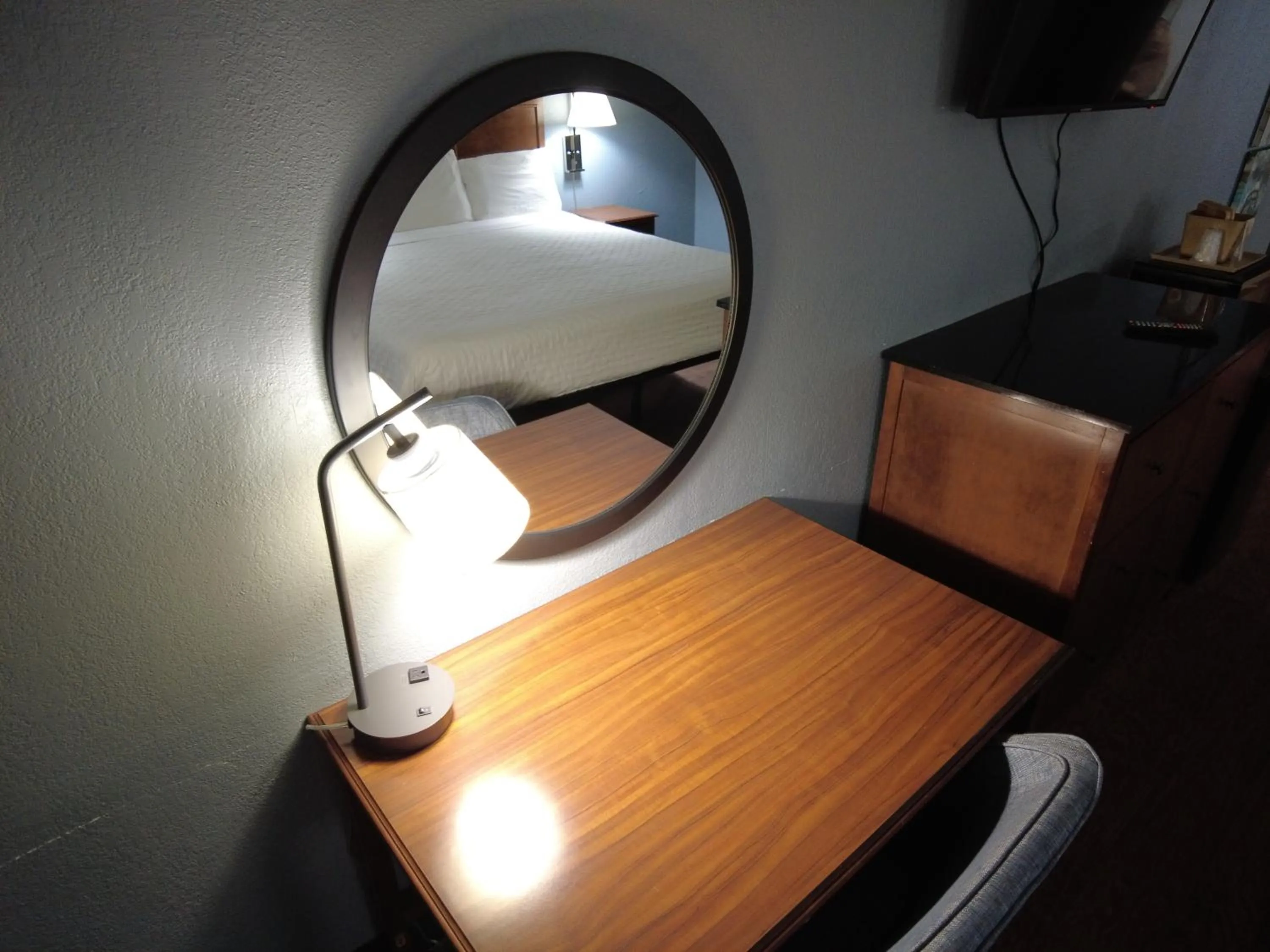 TV and multimedia in Americourt Hotel and Suites - Elizabethton