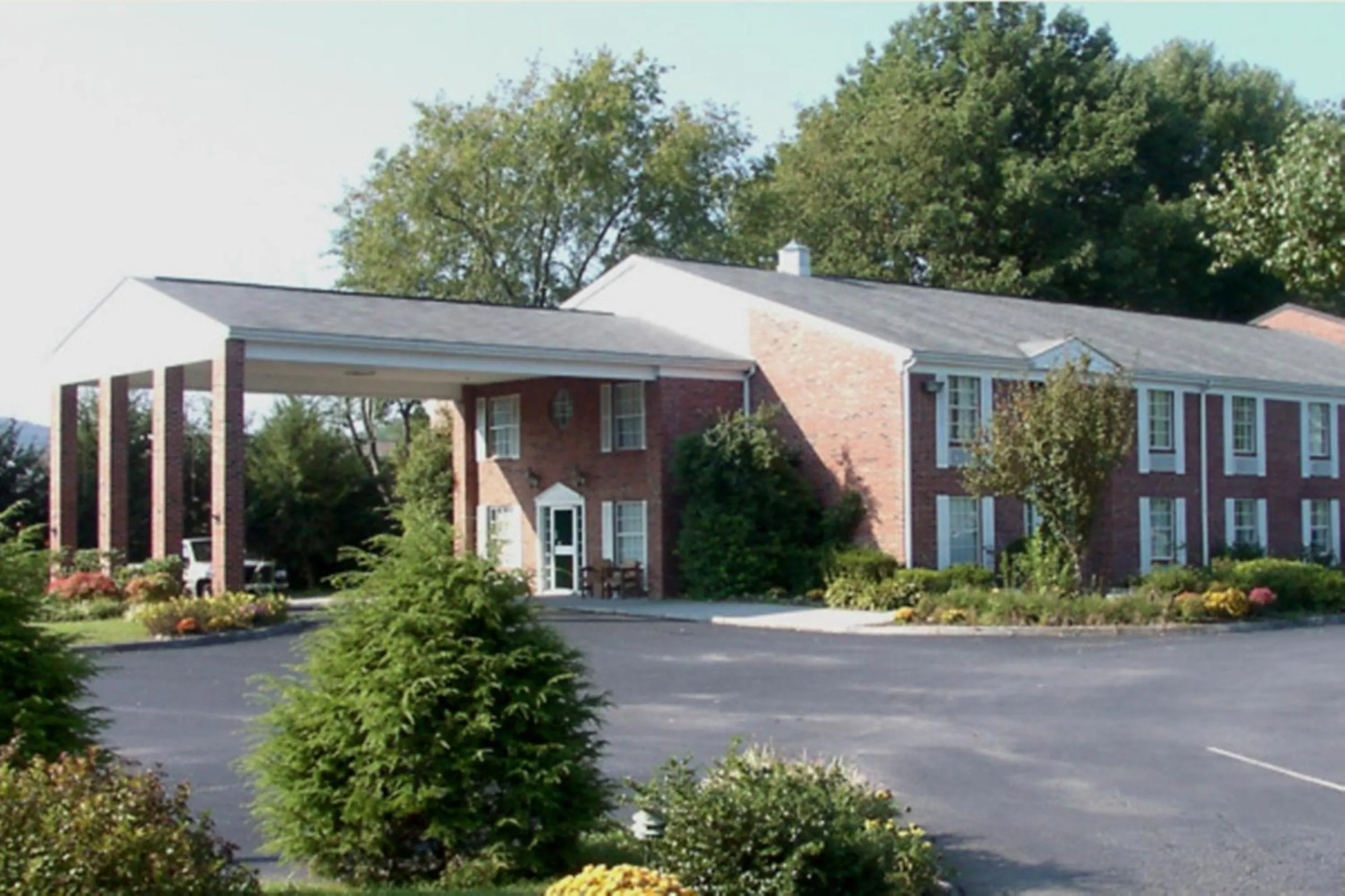 Property building in Americourt Hotel and Suites - Elizabethton