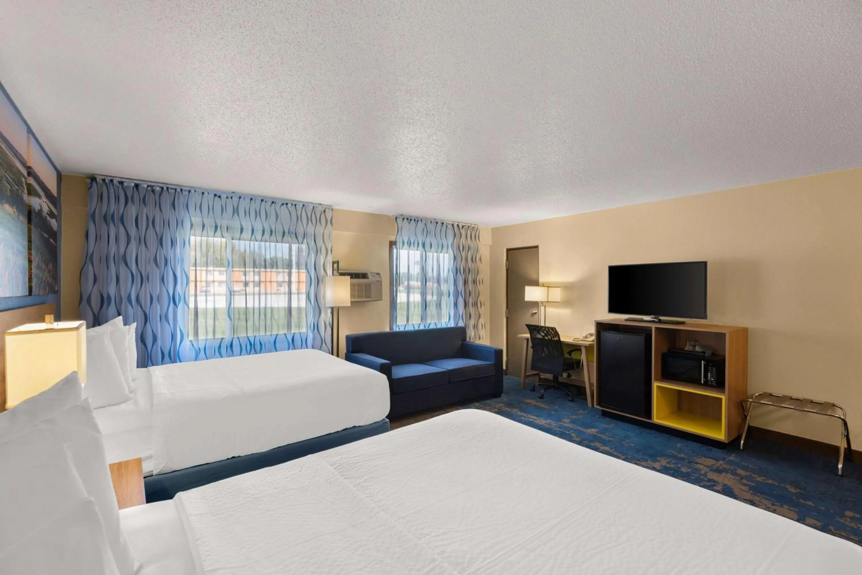 Photo of the whole room, Bed in Days Inn by Wyndham Newton