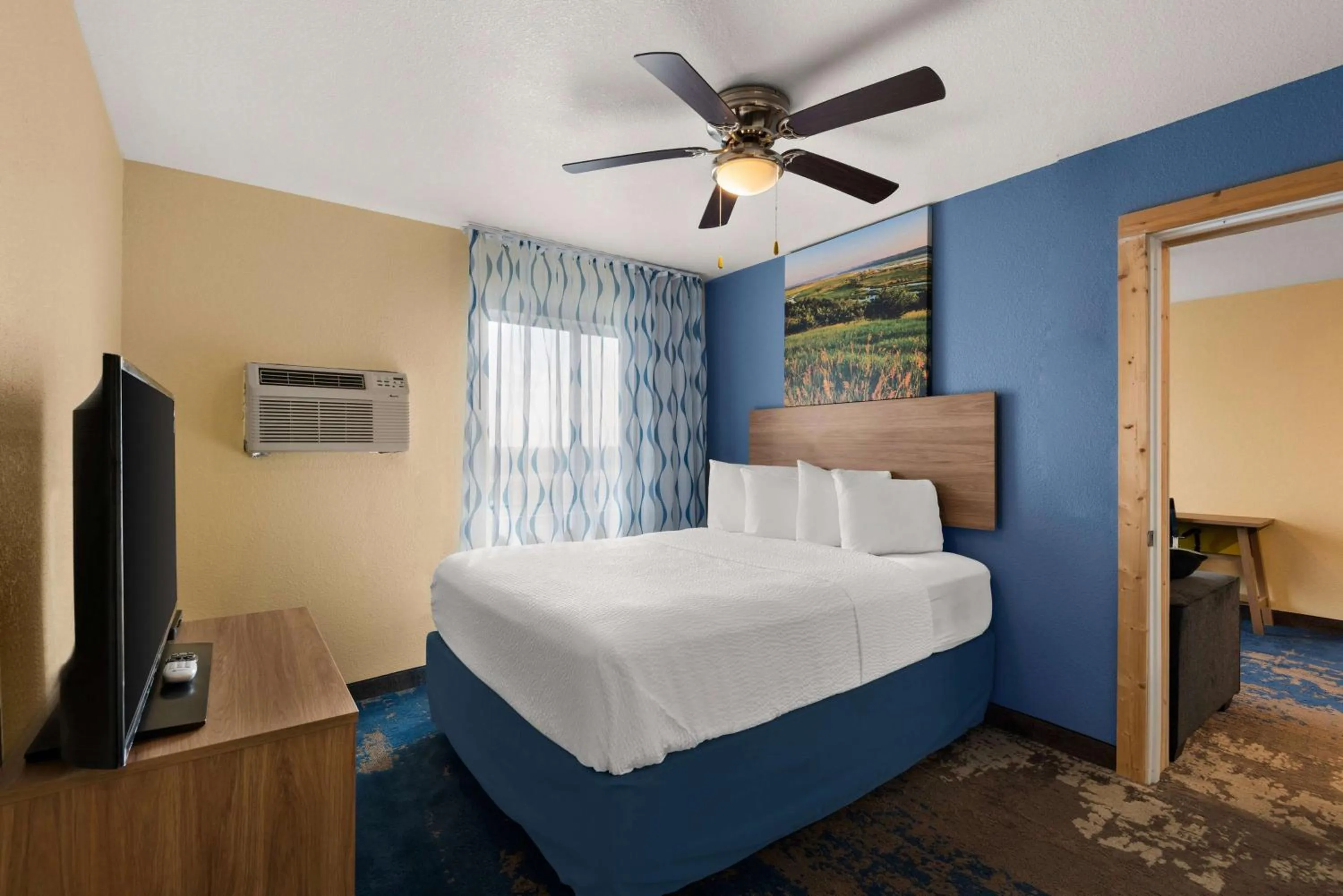 Photo of the whole room, Bed in Days Inn by Wyndham Newton