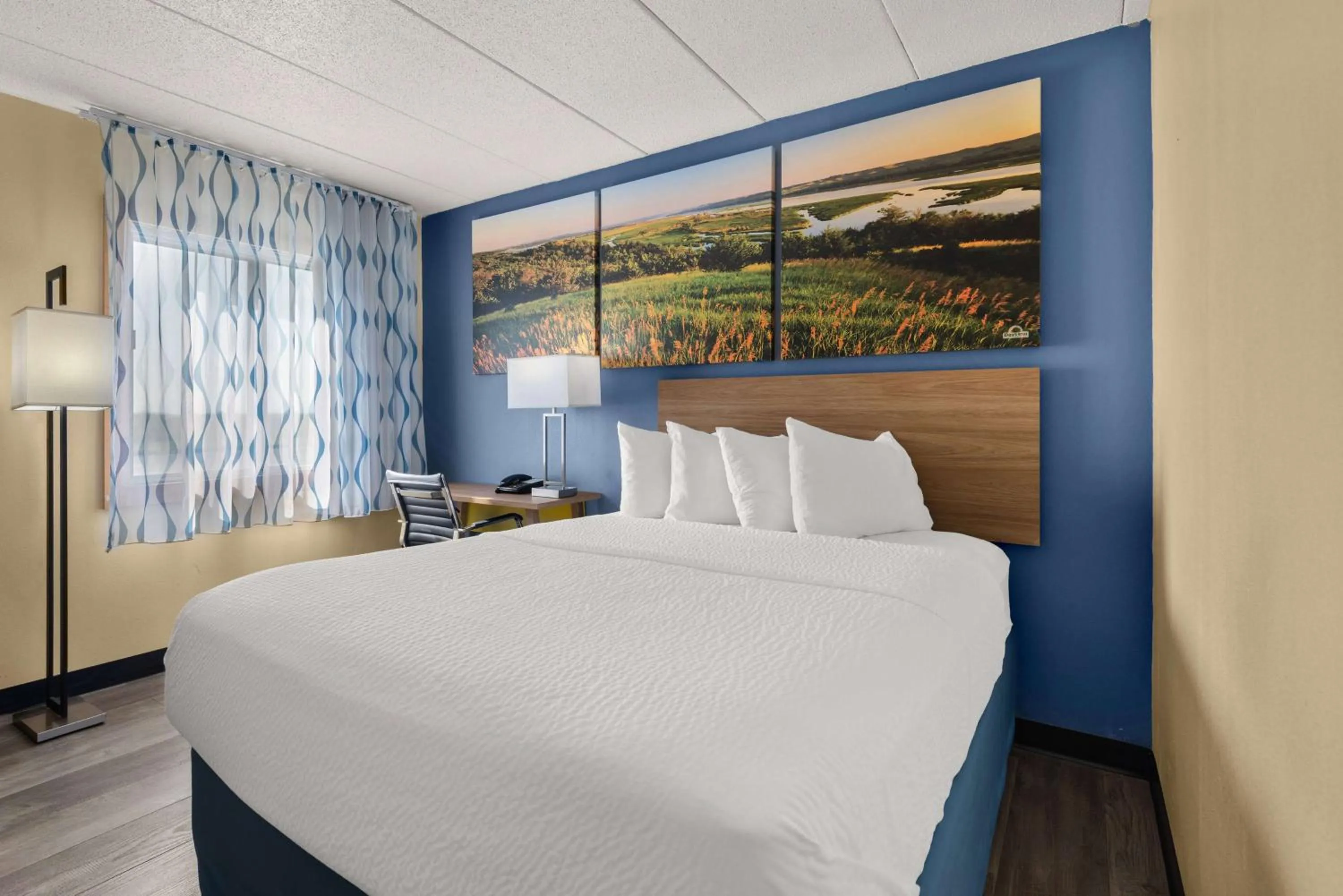 Photo of the whole room, Bed in Days Inn by Wyndham Newton