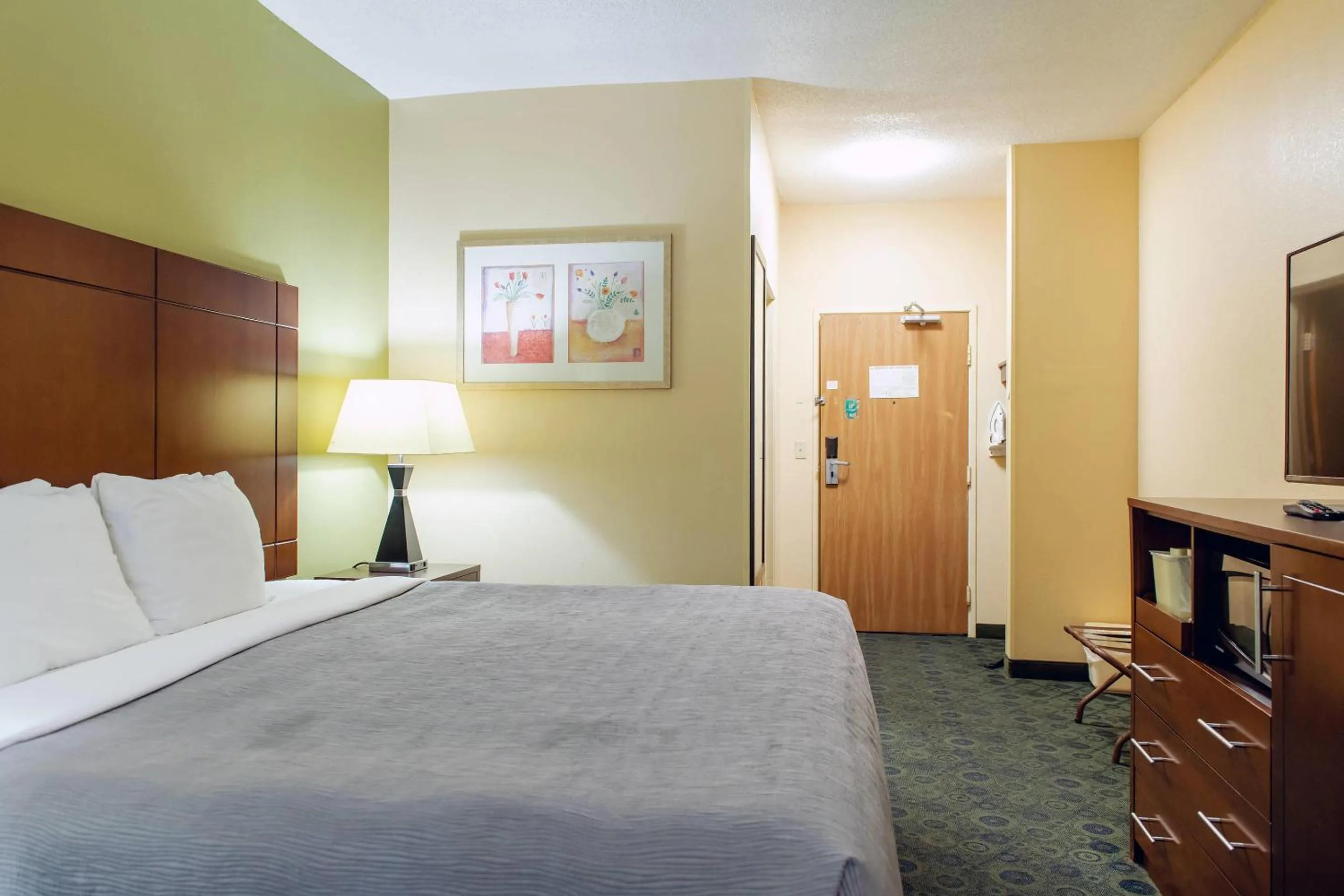 Bedroom, Bed in Quality Inn & Suites Bloomington I-55 and I-74