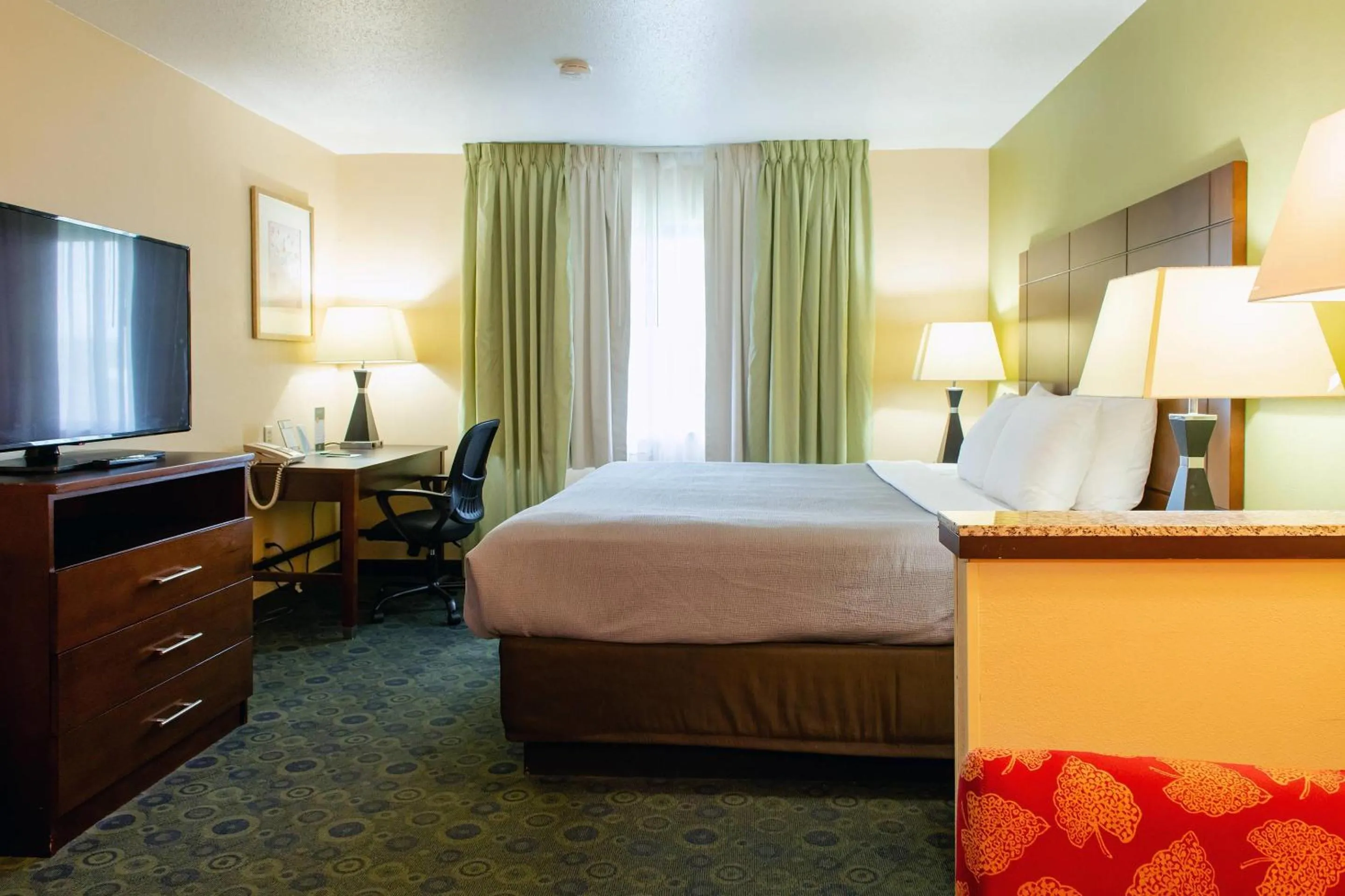 Bedroom, Bed in Quality Inn & Suites Bloomington I-55 and I-74