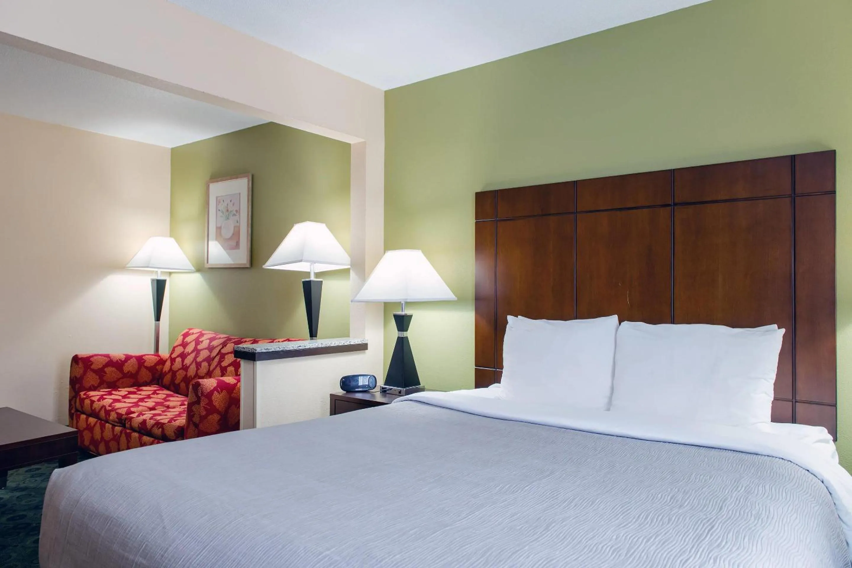 Bedroom, Bed in Quality Inn & Suites Bloomington I-55 and I-74