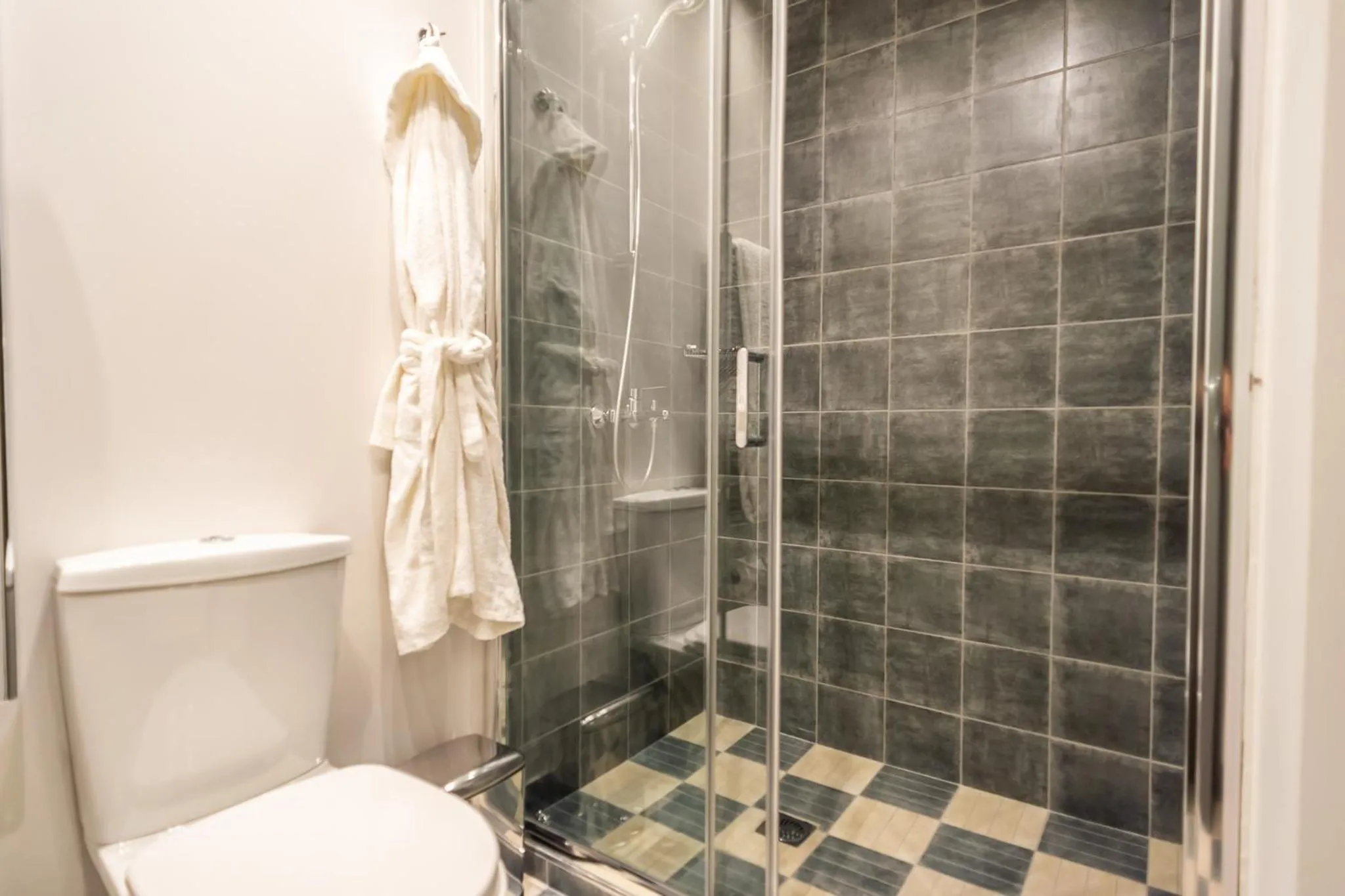 Shower in 33SolonosSuites