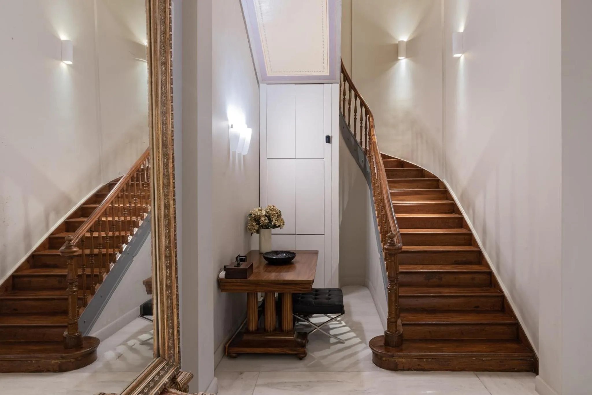 Seating area in 33SolonosSuites