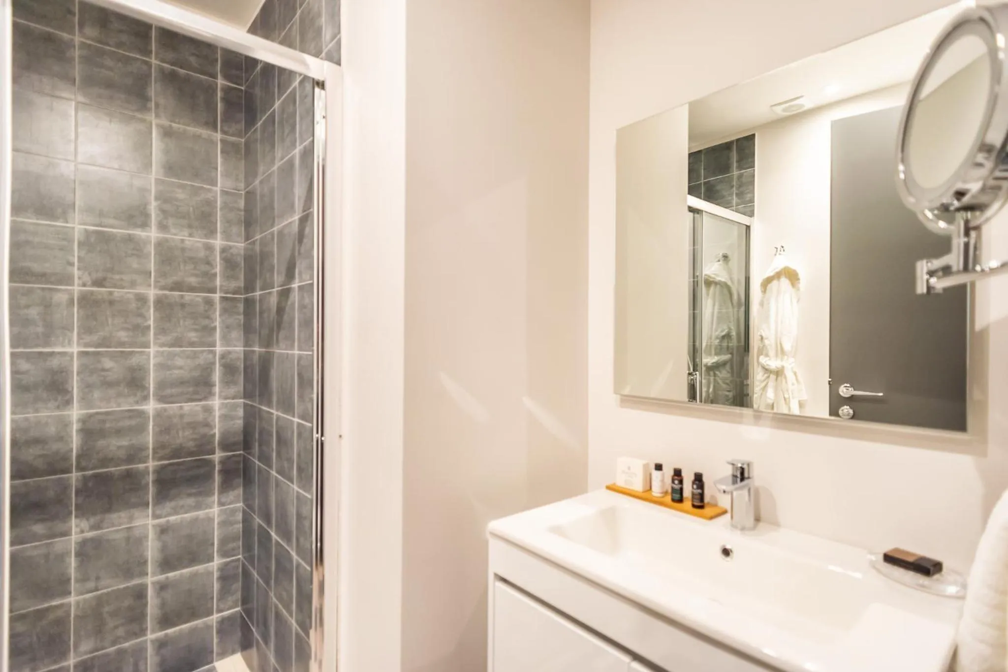 Shower in 33SolonosSuites