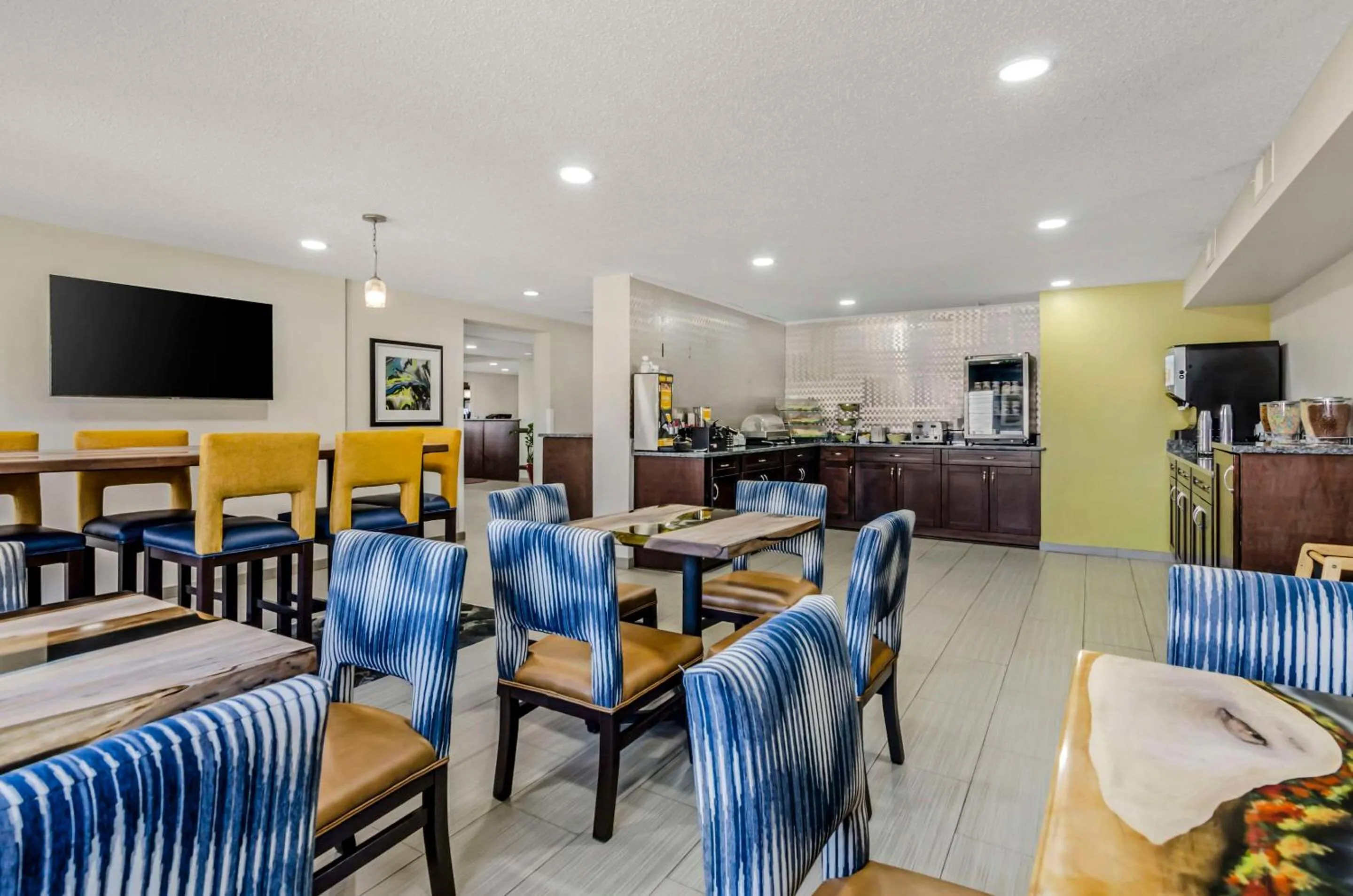 Breakfast in Clarion Pointe Staunton East