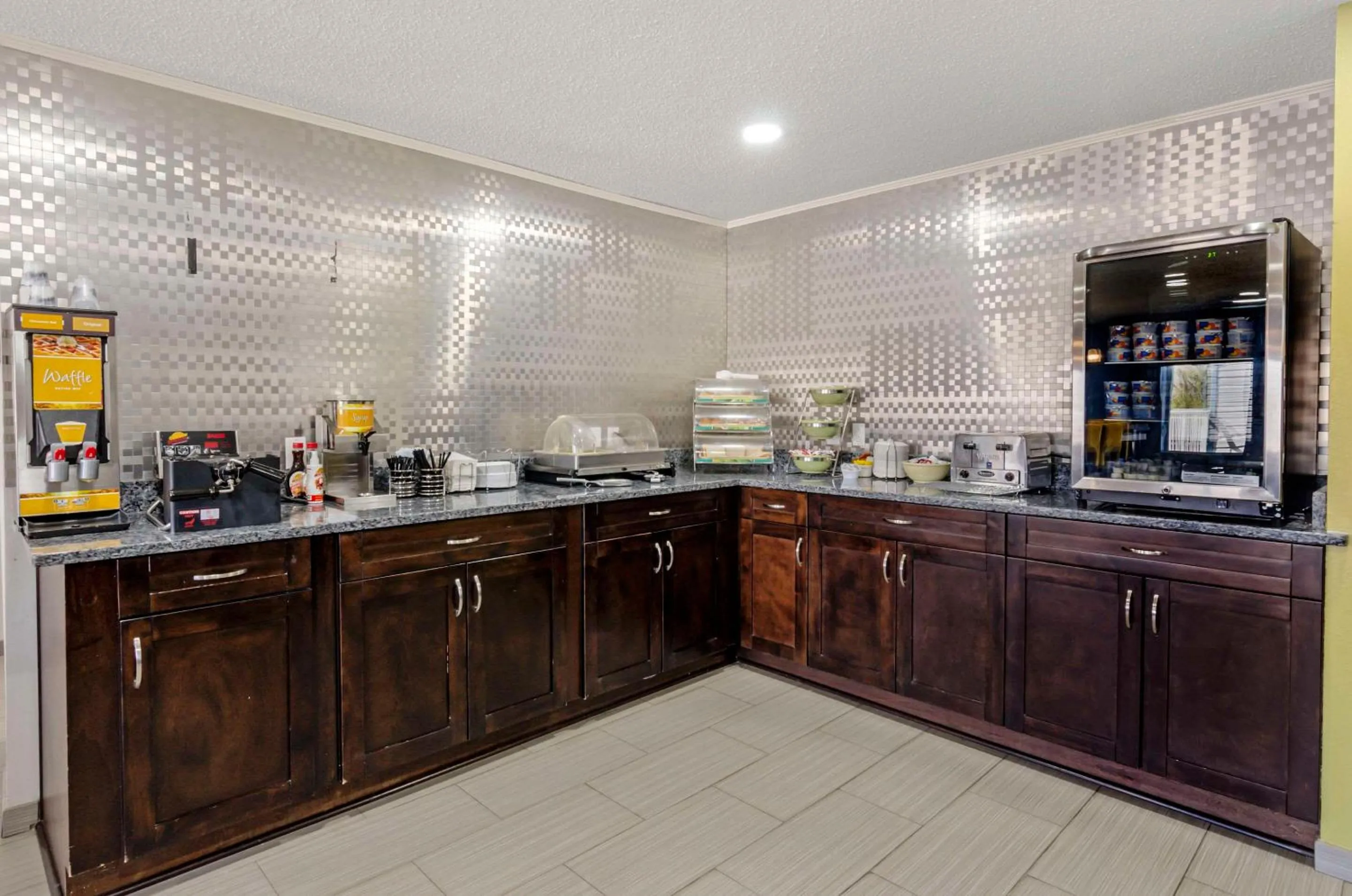 Breakfast in Clarion Pointe Staunton East