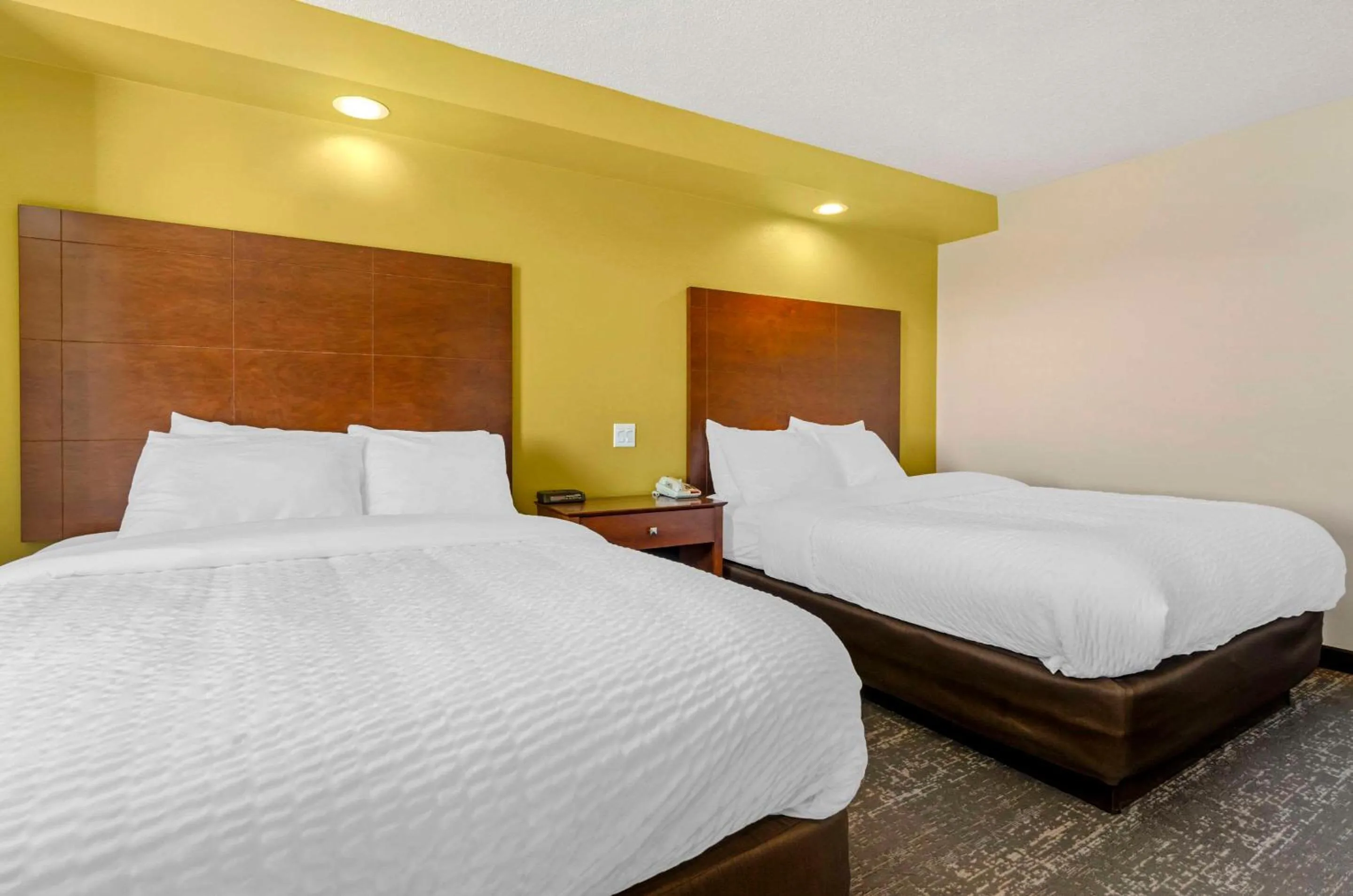 Bedroom, Bed in Clarion Pointe Staunton East