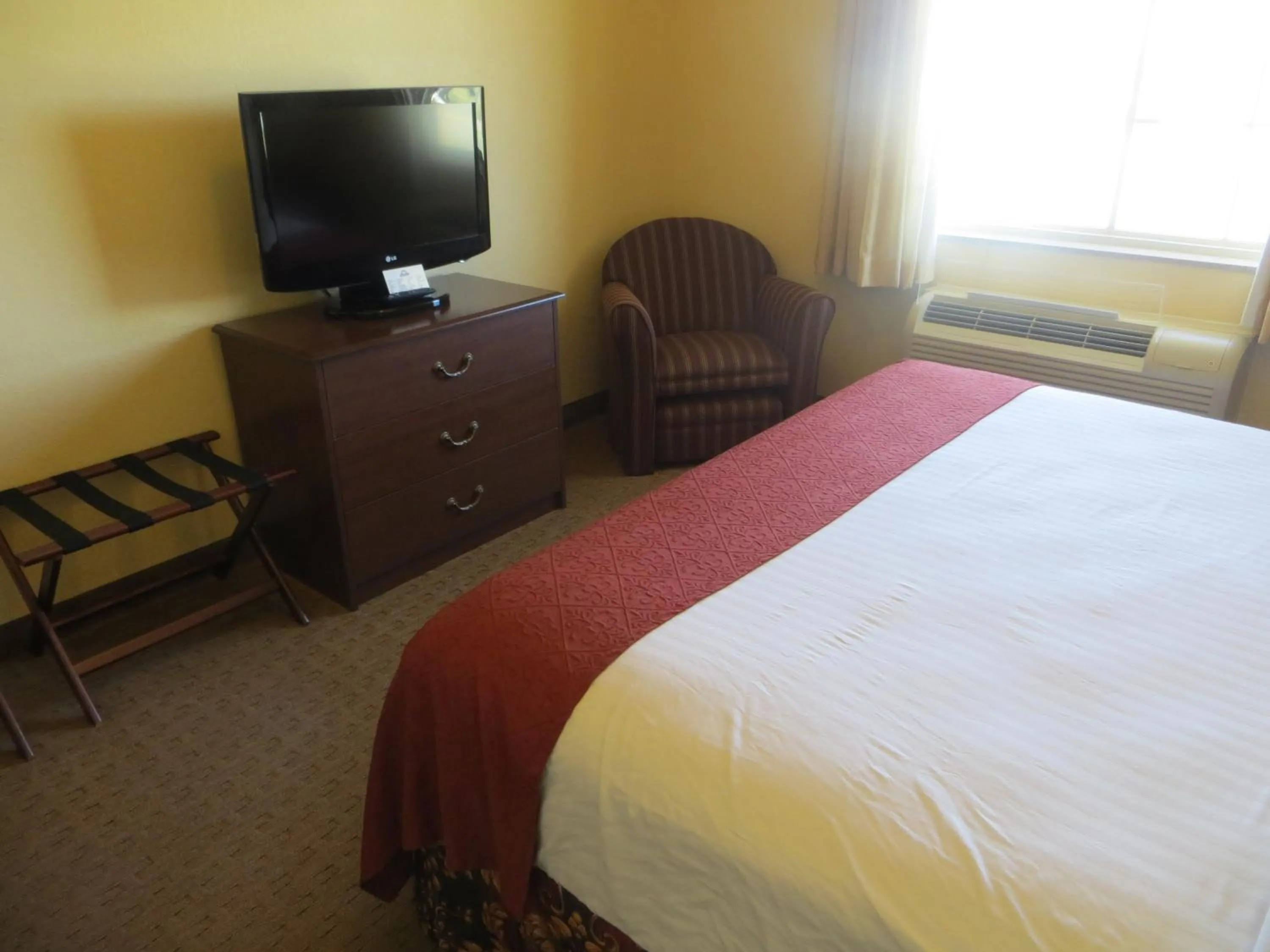 Bedroom, Bed in Days Inn by Wyndham Ellis