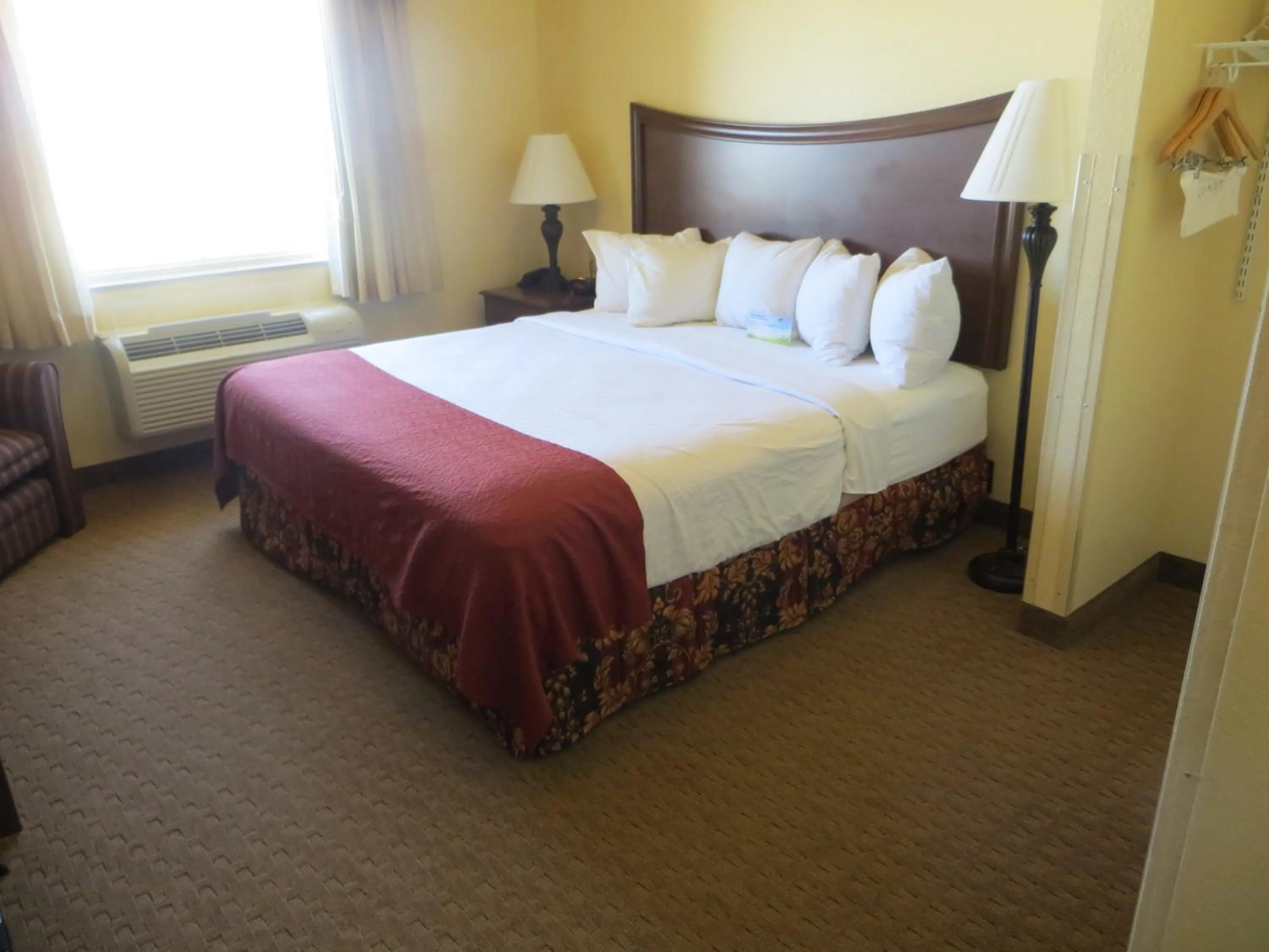 Bedroom, Bed in Days Inn by Wyndham Ellis