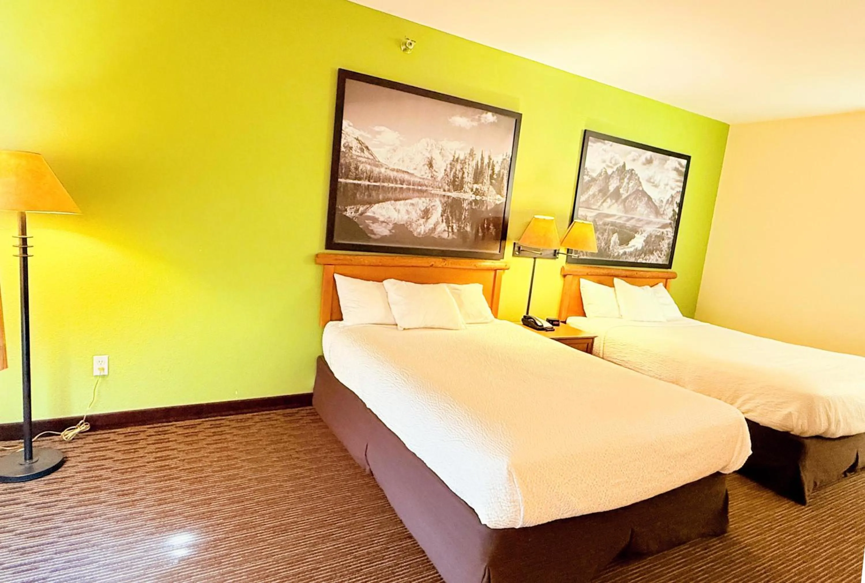 Bedroom, Bed in Super 8 by Wyndham Wheatland Wyoming