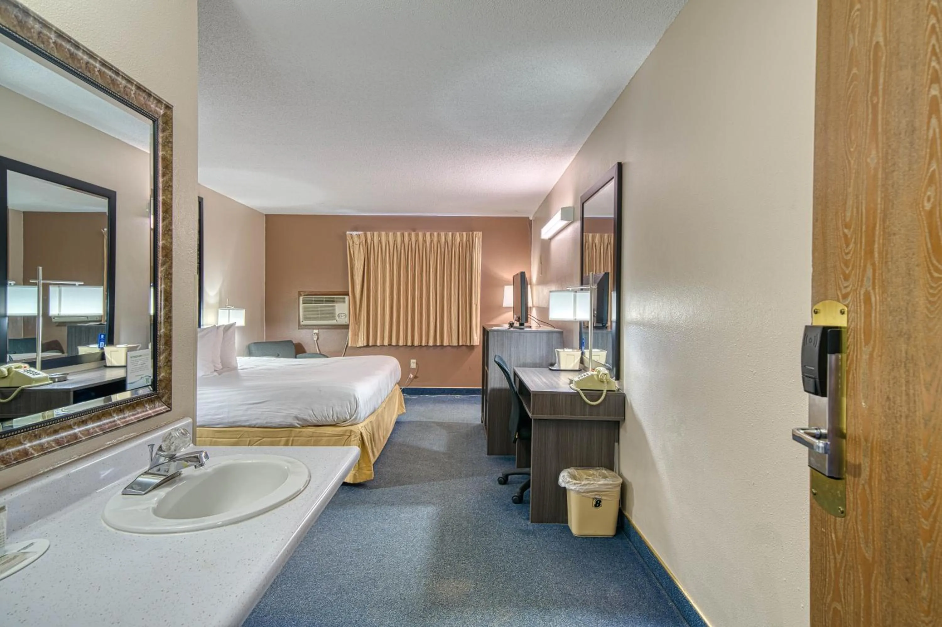 Bedroom, Bed in Super 8 by Wyndham Sturgis