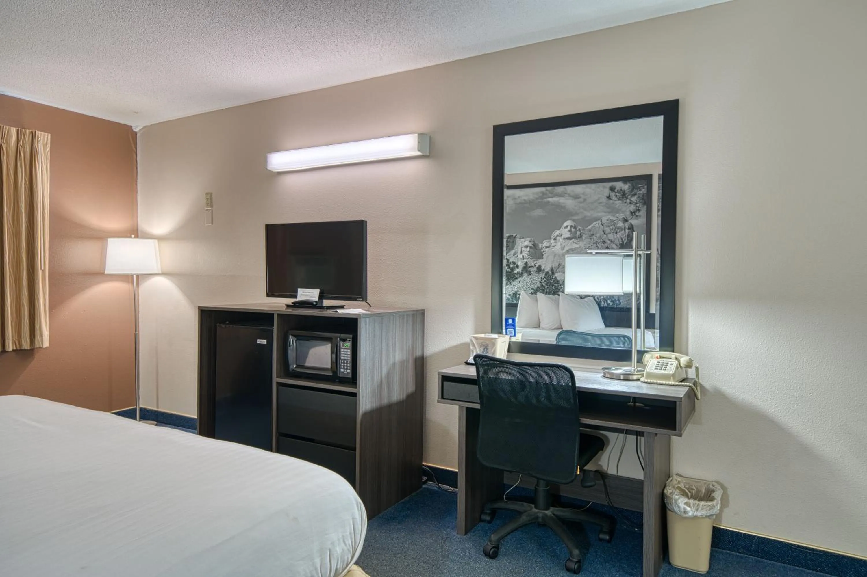 TV and multimedia, Bed in Super 8 by Wyndham Sturgis