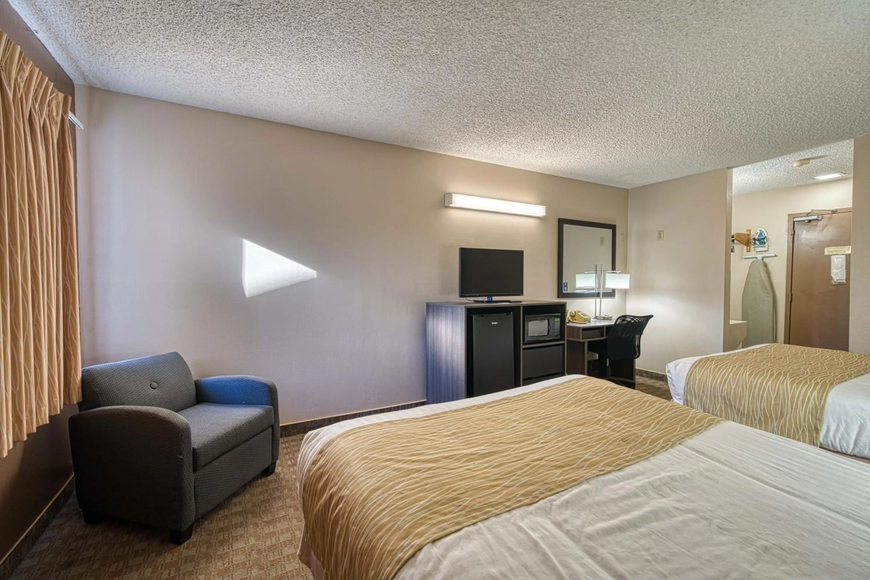 TV and multimedia, Bed in Super 8 by Wyndham Sturgis