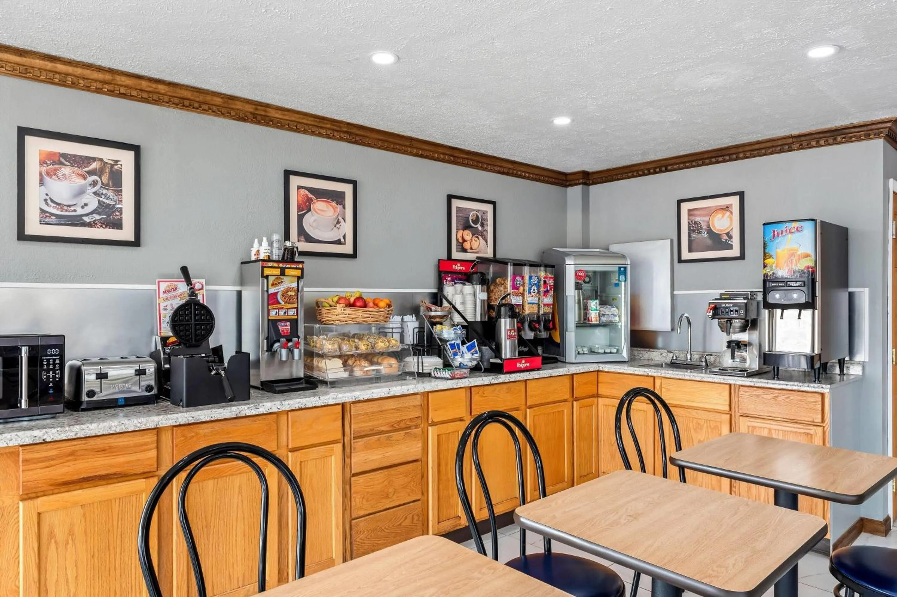 Restaurant/places to eat in Travelodge by Wyndham Bloomington