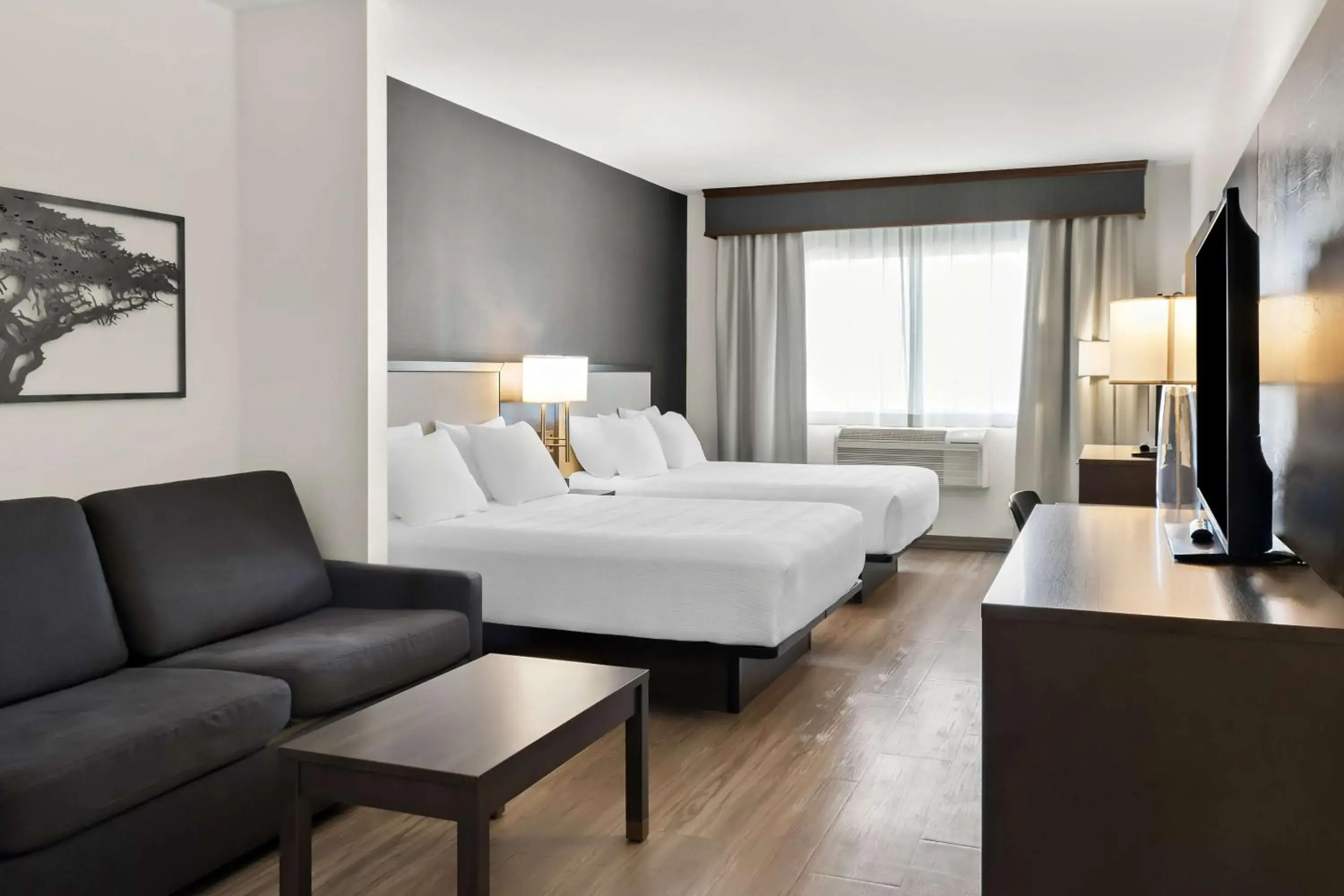 Queen Room with Two Queen Beds and Mobility Accessible Bathtub in Best Western Plus Morden Queen Room with Two Queen Beds and Mobility Accessible Bathtub in Best Western Plus Morden