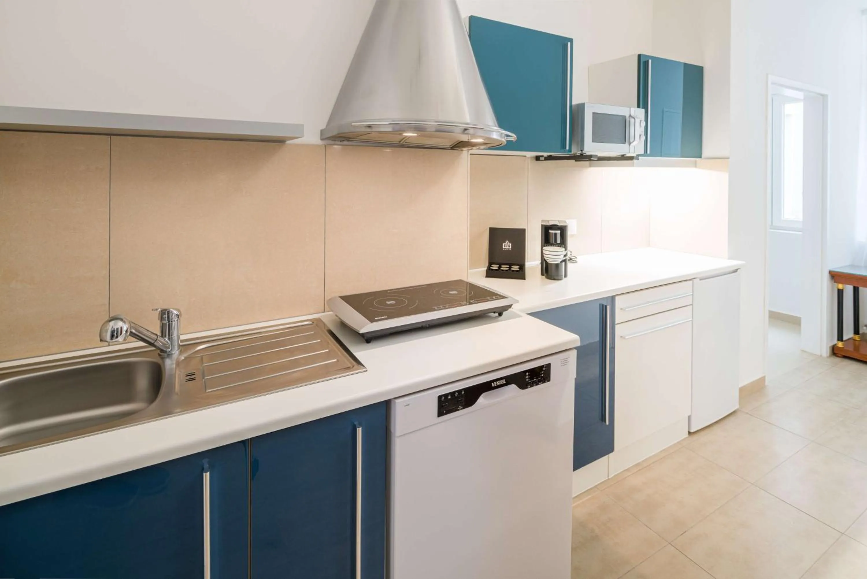 Kitchen or kitchenette in Best Western Plus Celebrity Suites