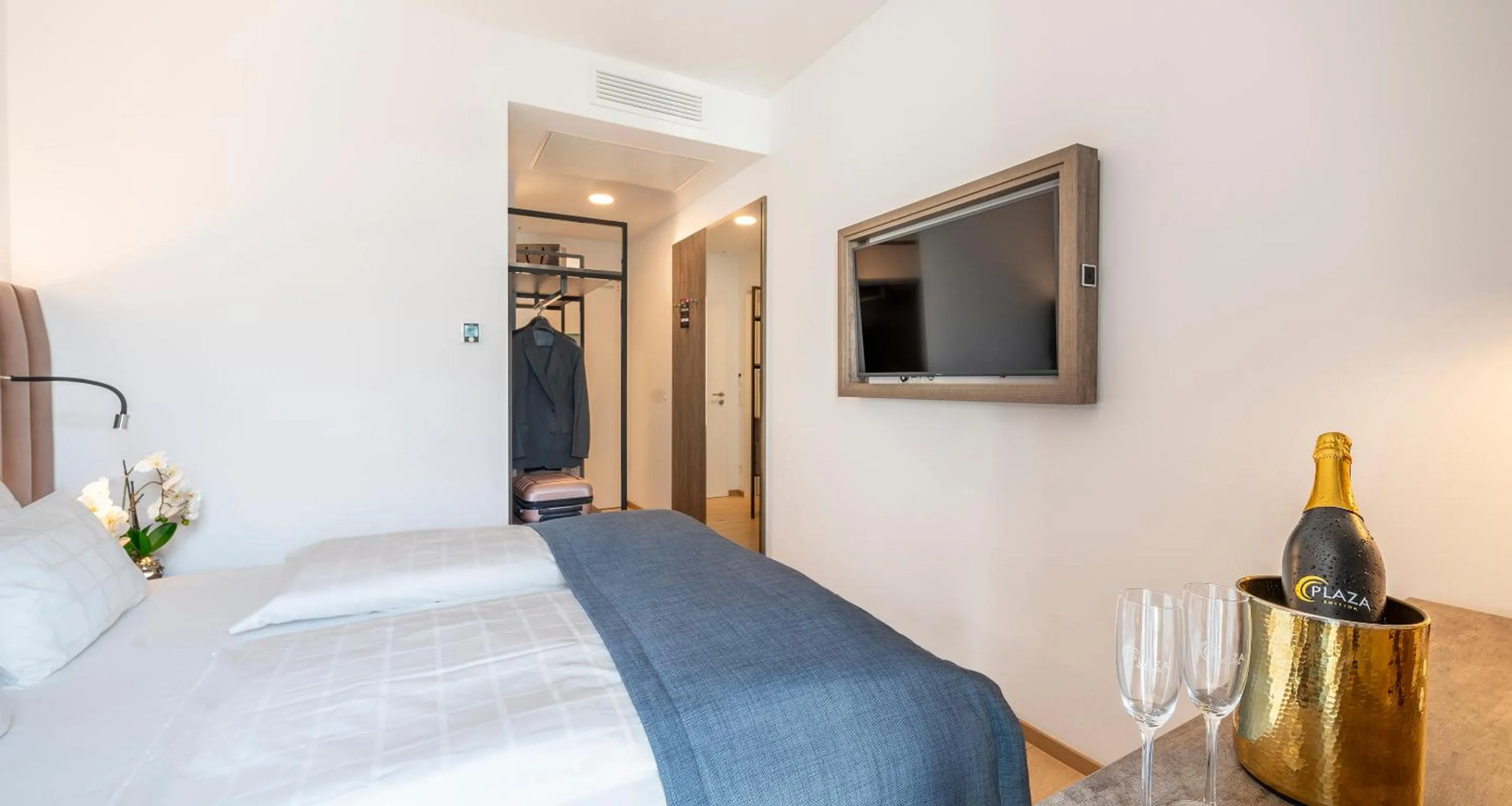 TV and multimedia, Bed in Aiden by Best Western Biberach