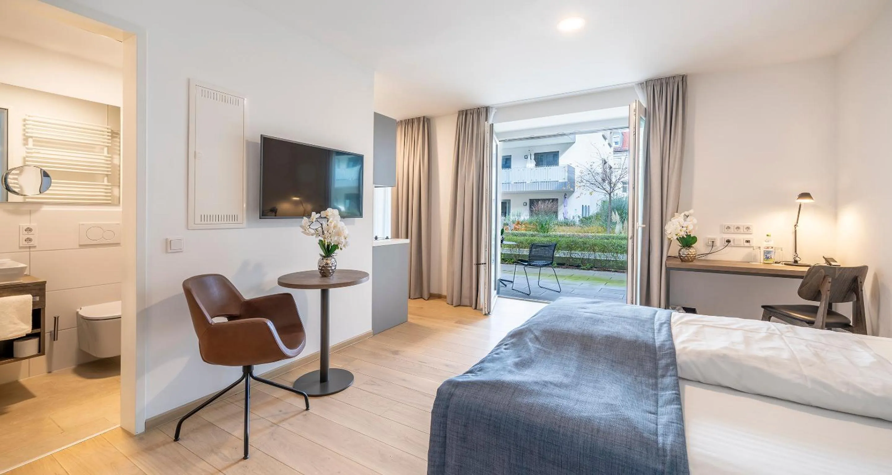 Balcony/Terrace, Bed in Aiden by Best Western Biberach