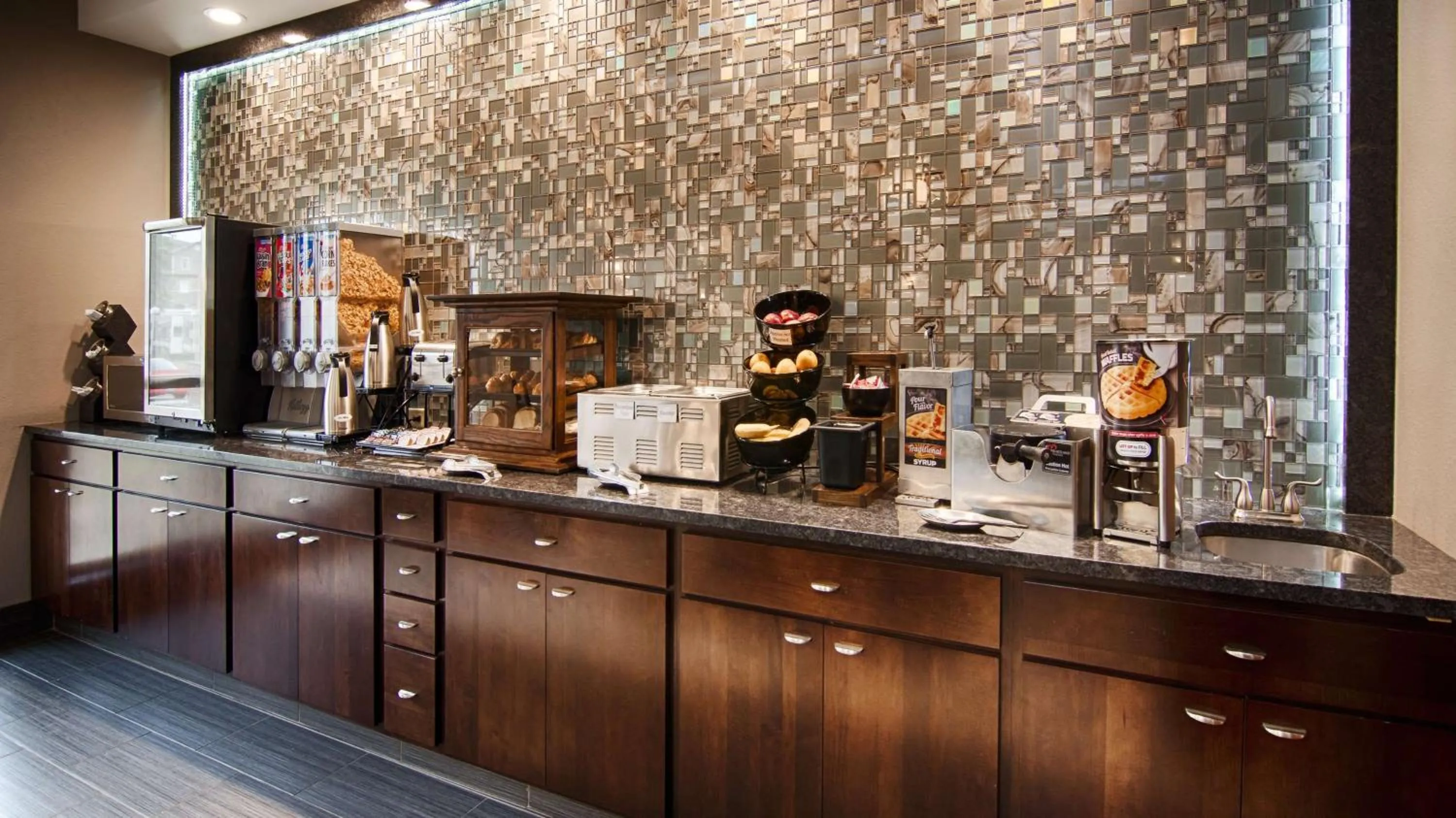 Breakfast in Best Western Elkhart Inn & Suites