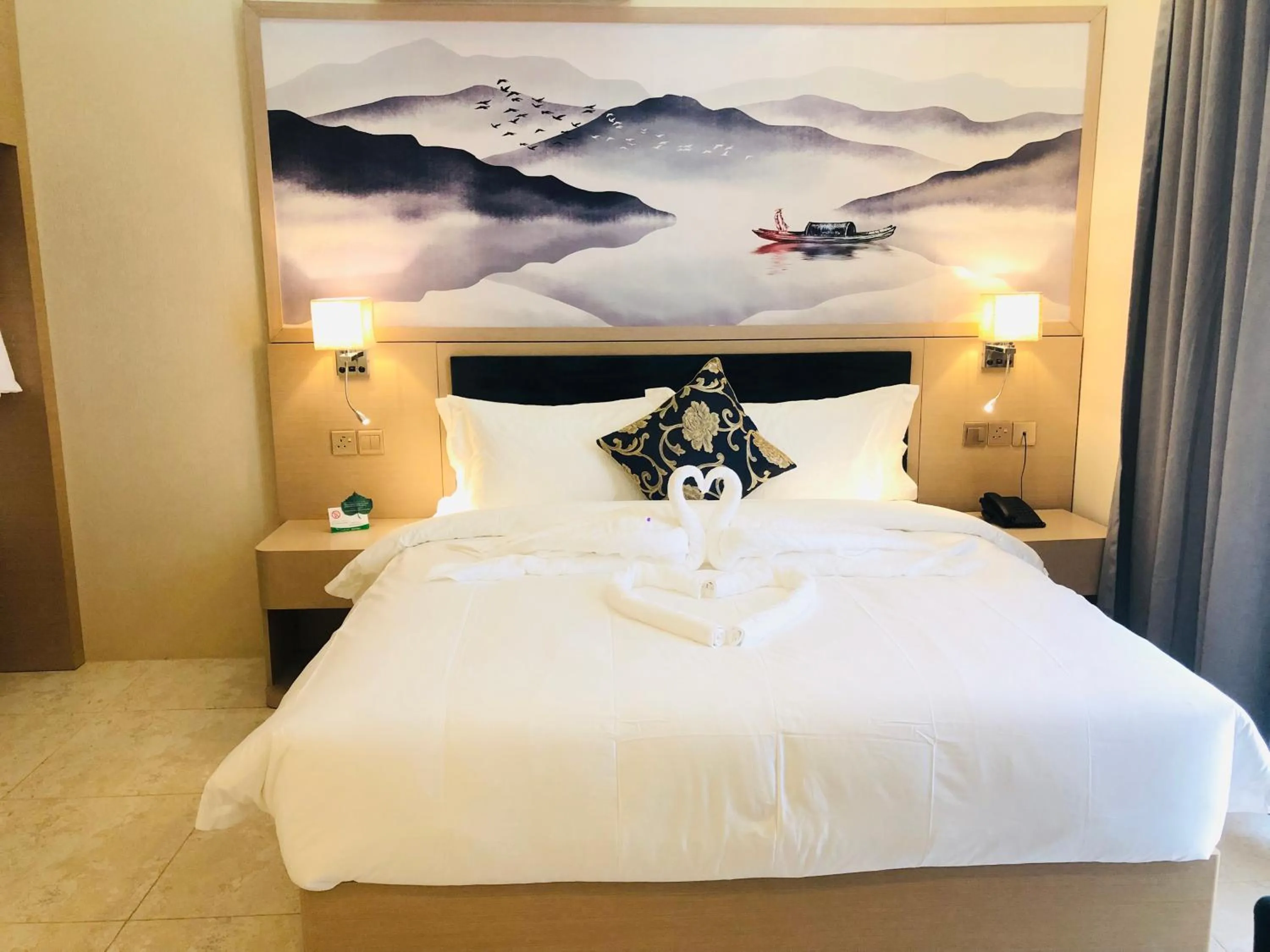 Bed in Season Inn Hotel