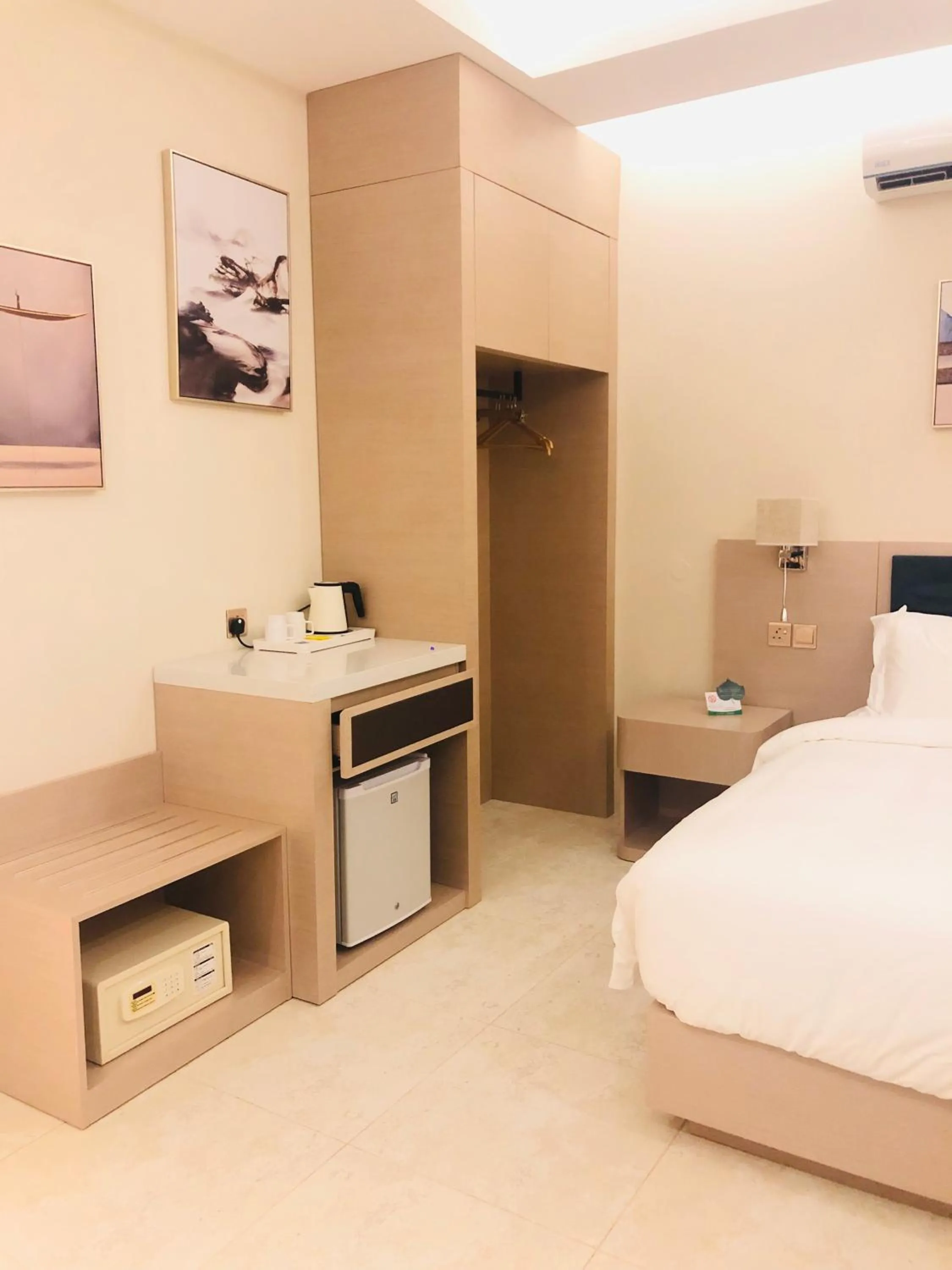 Coffee/tea facilities, Bed in Season Inn Hotel