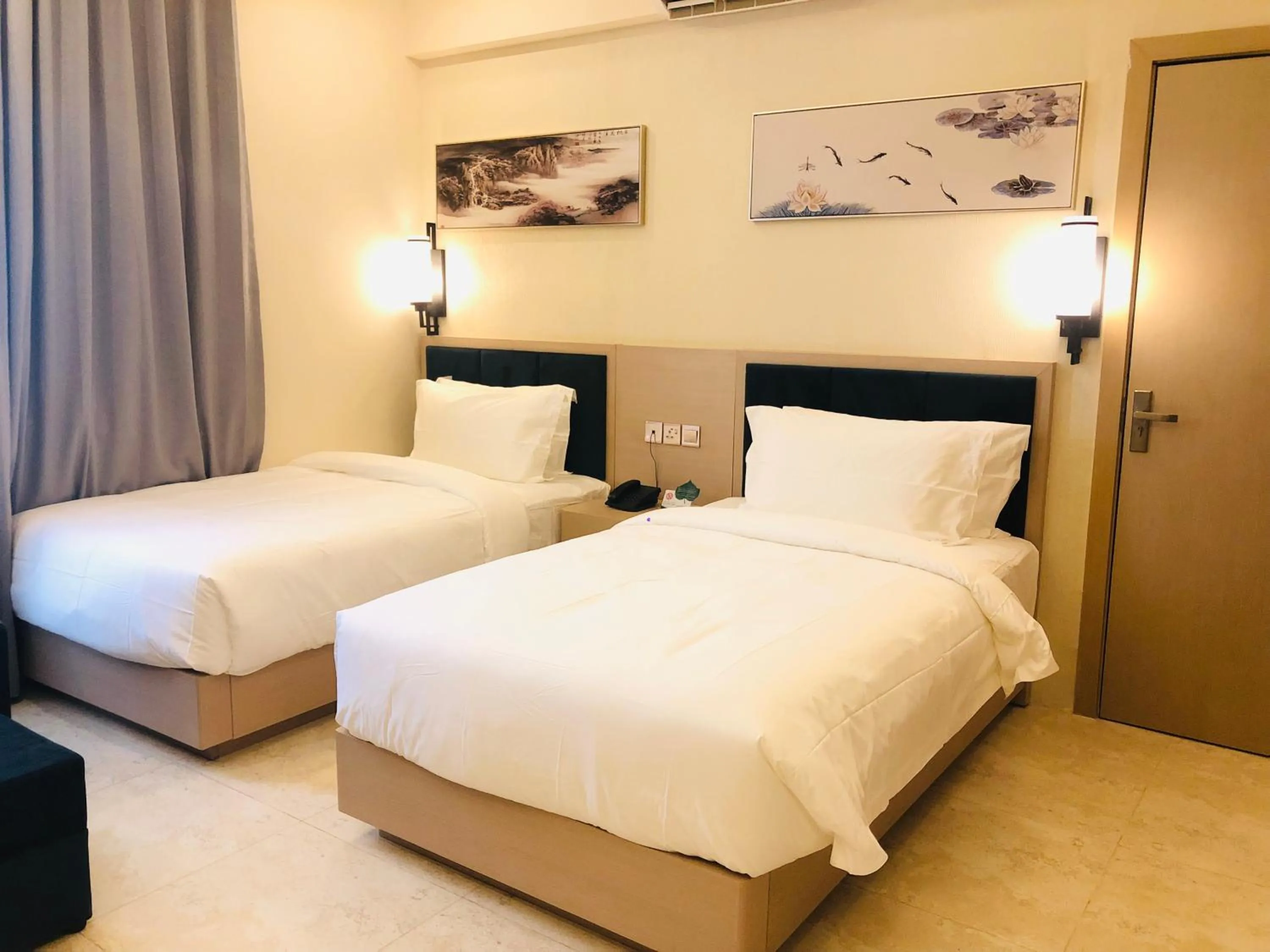 Bed in Season Inn Hotel