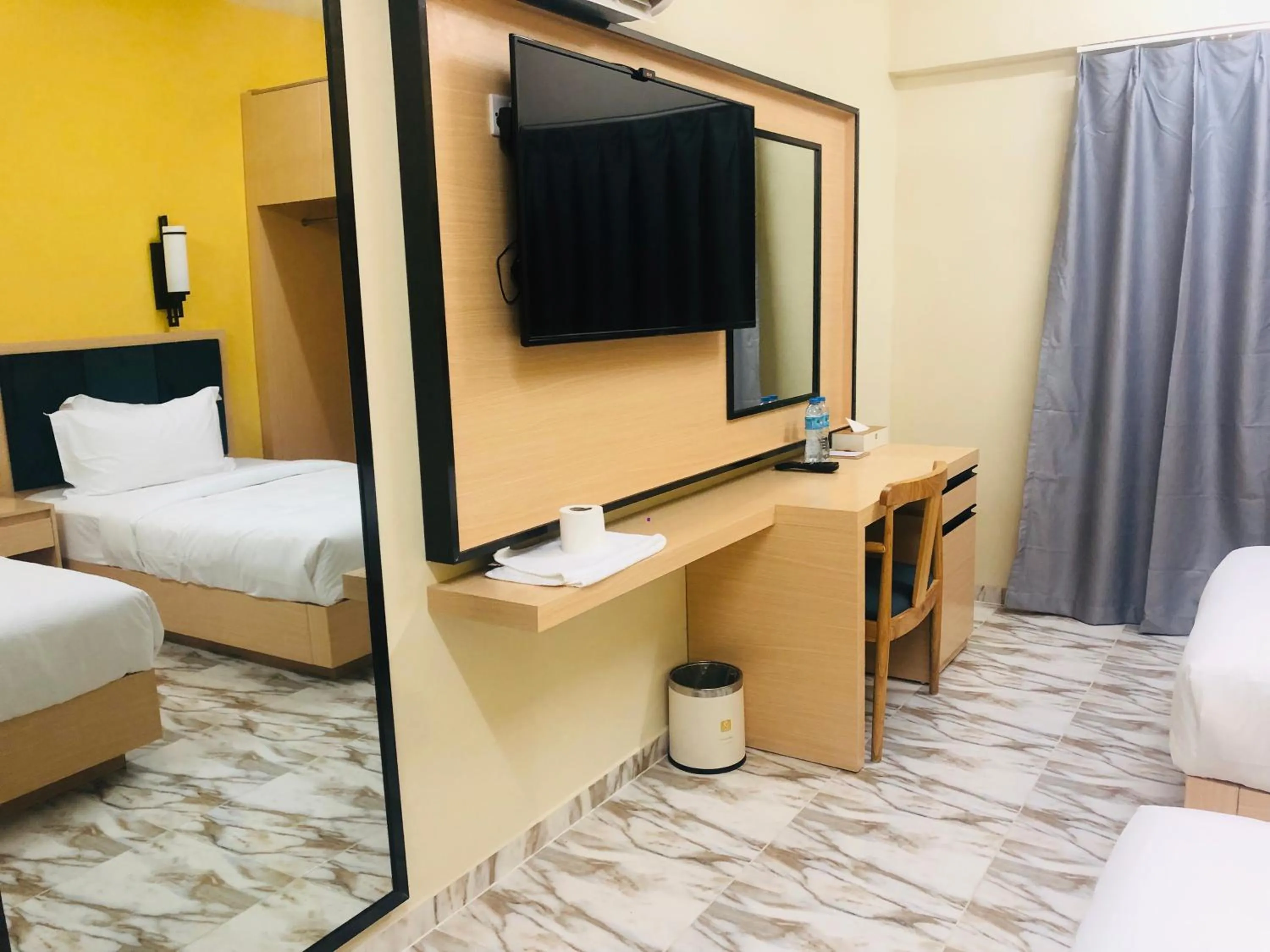 Bedroom, Bed in Season Inn Hotel