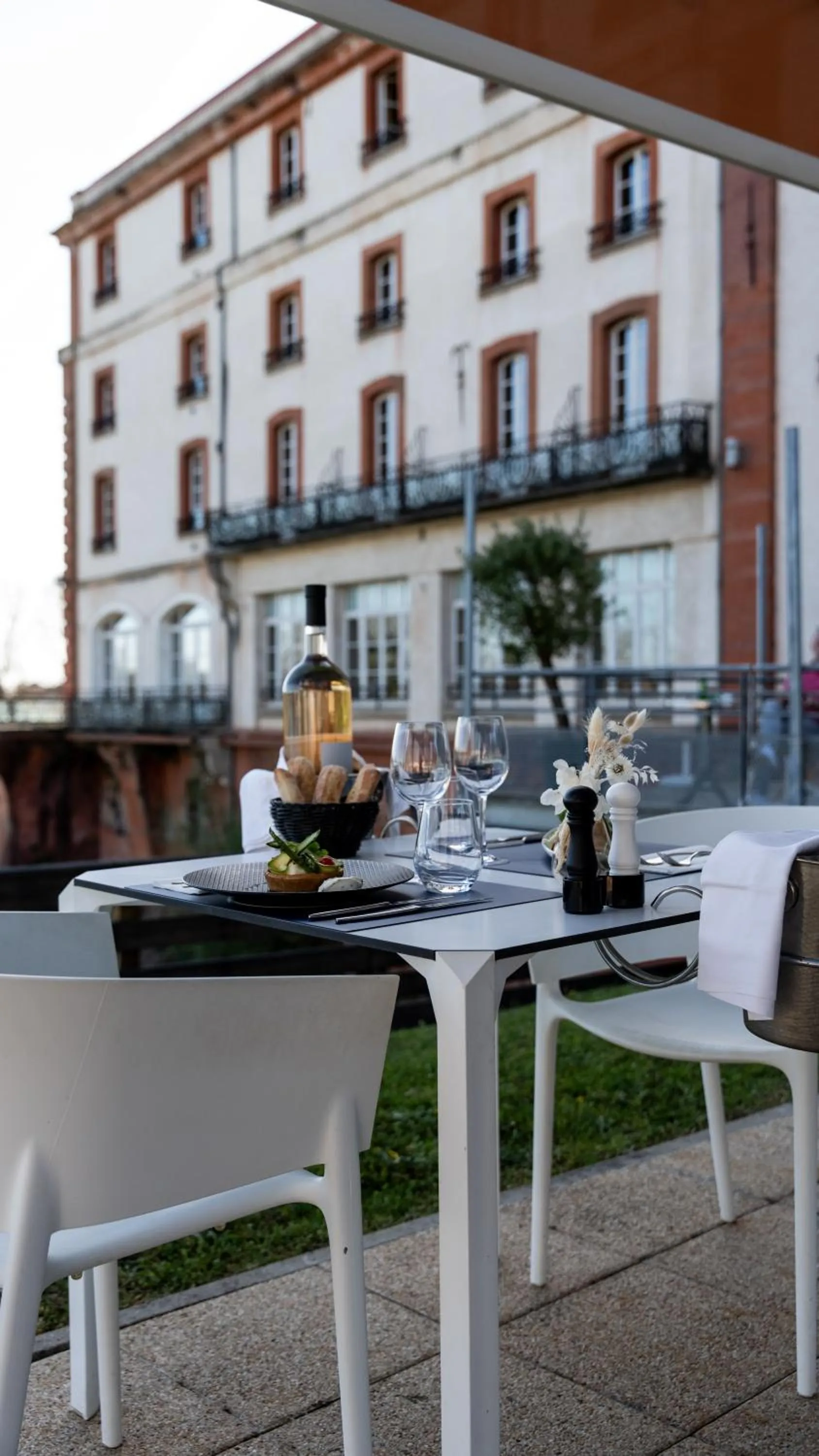 Patio in Hôtel & Restaurant Le Moulin de Moissac