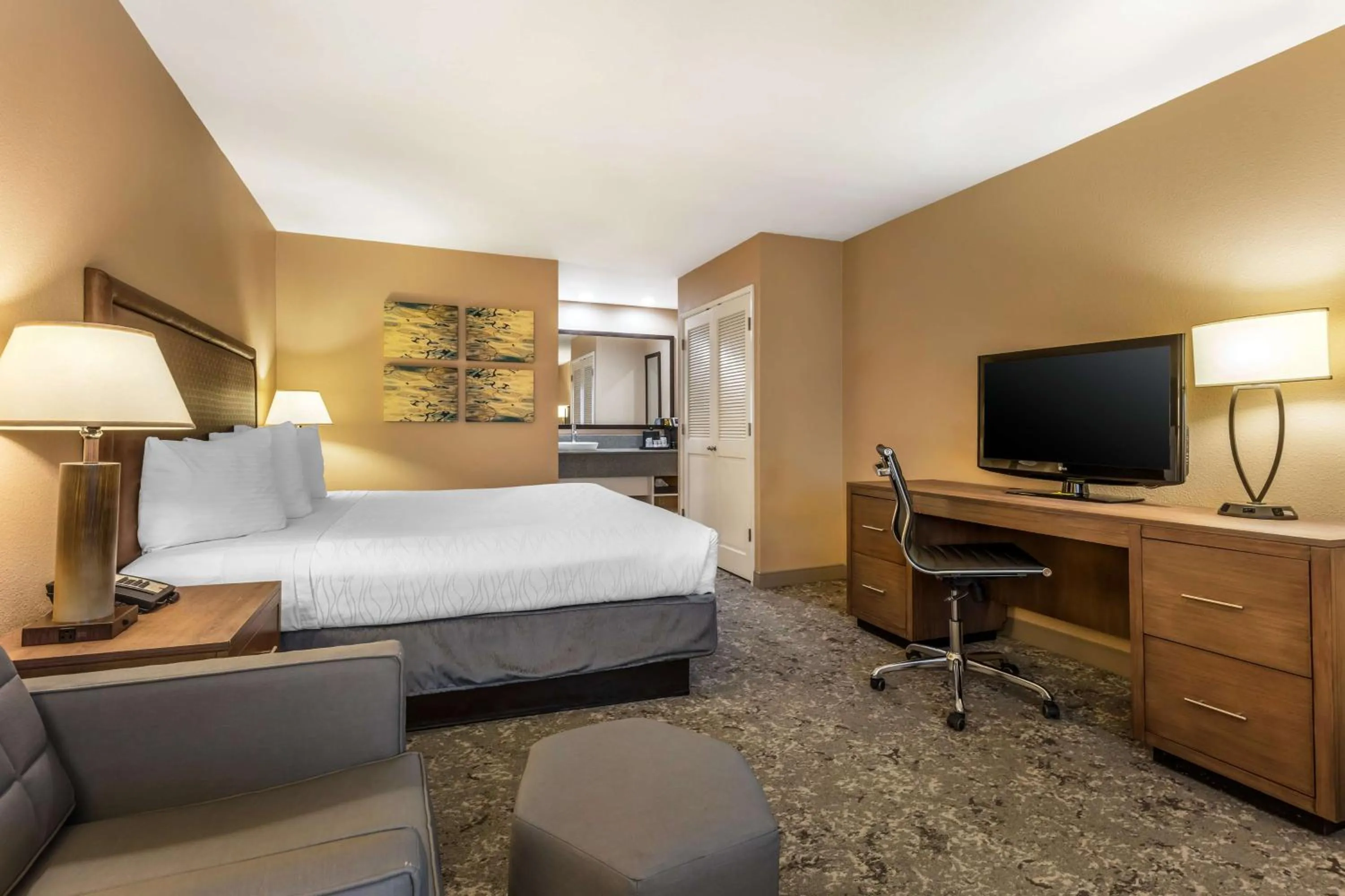 Bedroom, Bed in Best Western Plus Inn Scotts Valley