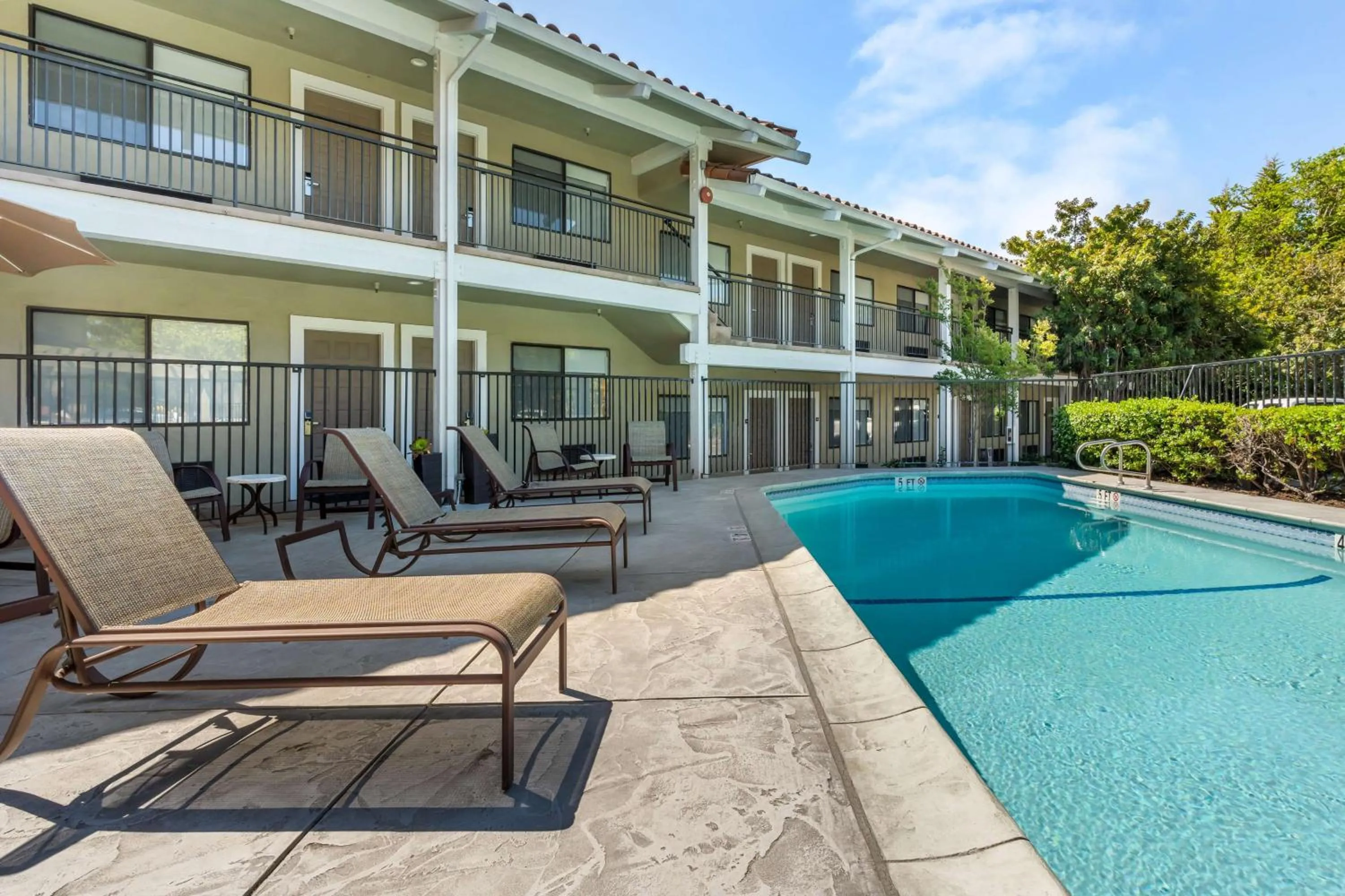 Pool view in Best Western Plus Inn Scotts Valley