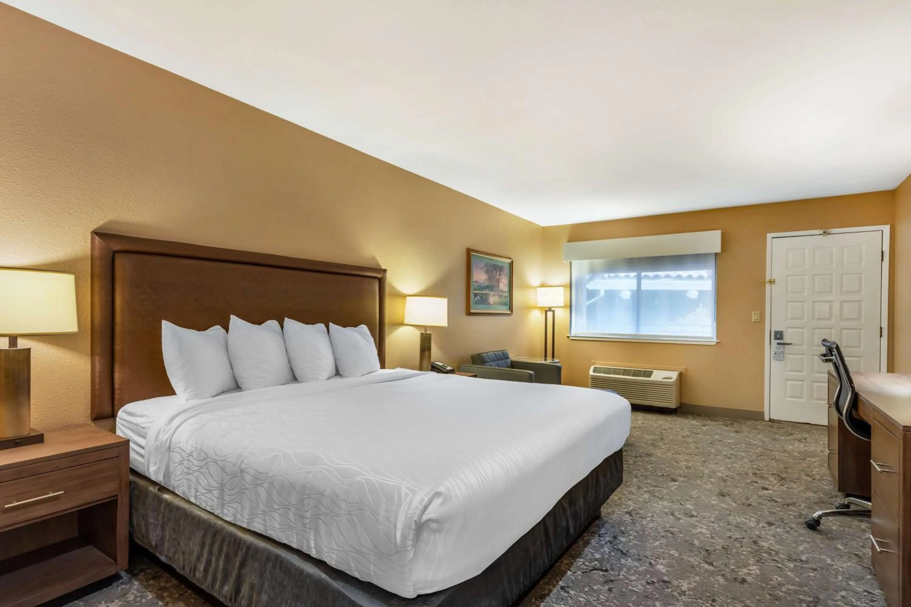 Bedroom, Bed in Best Western Plus Inn Scotts Valley