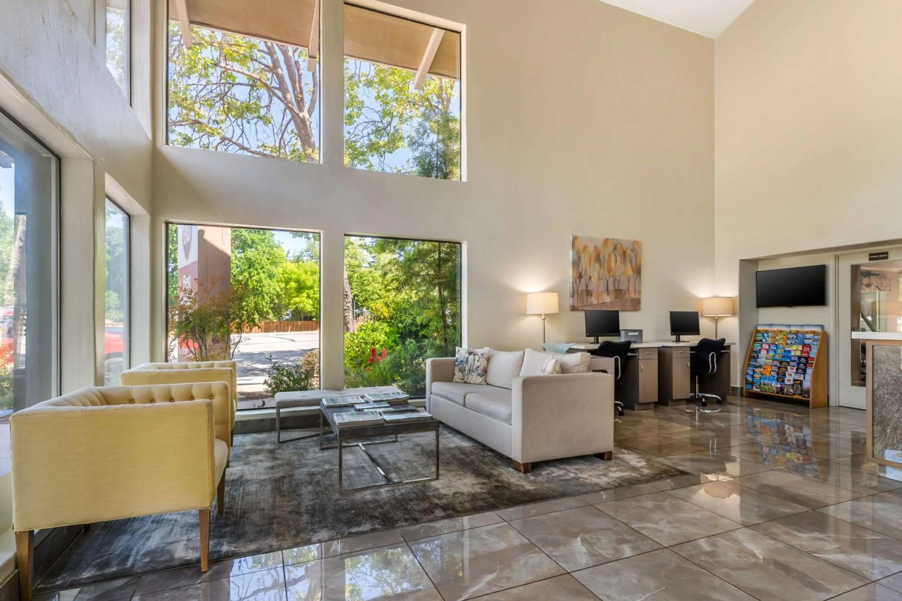 Lobby or reception in Best Western Plus Inn Scotts Valley
