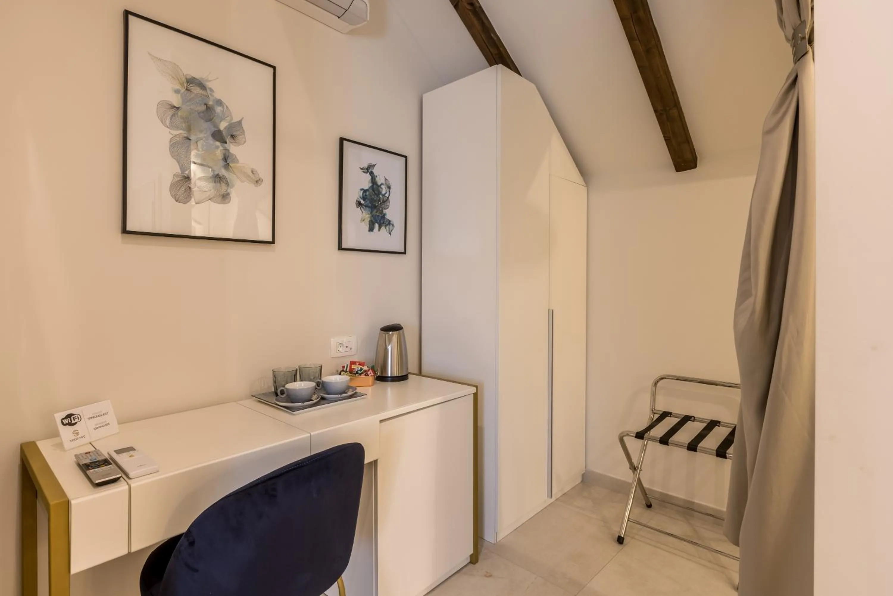 Coffee/tea facilities in Sperone Hotel