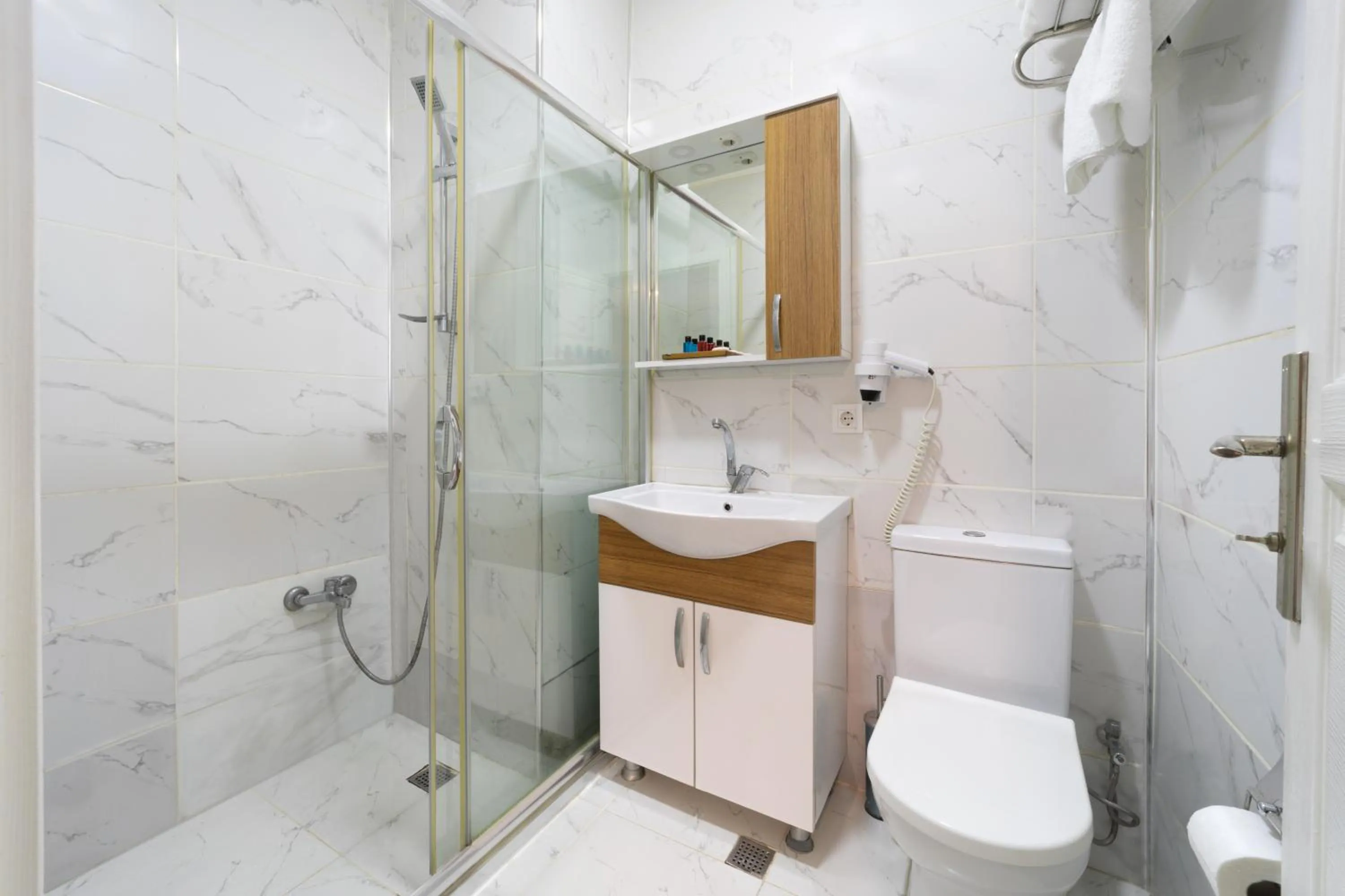 Shower in İstanbul Hotel & Suites